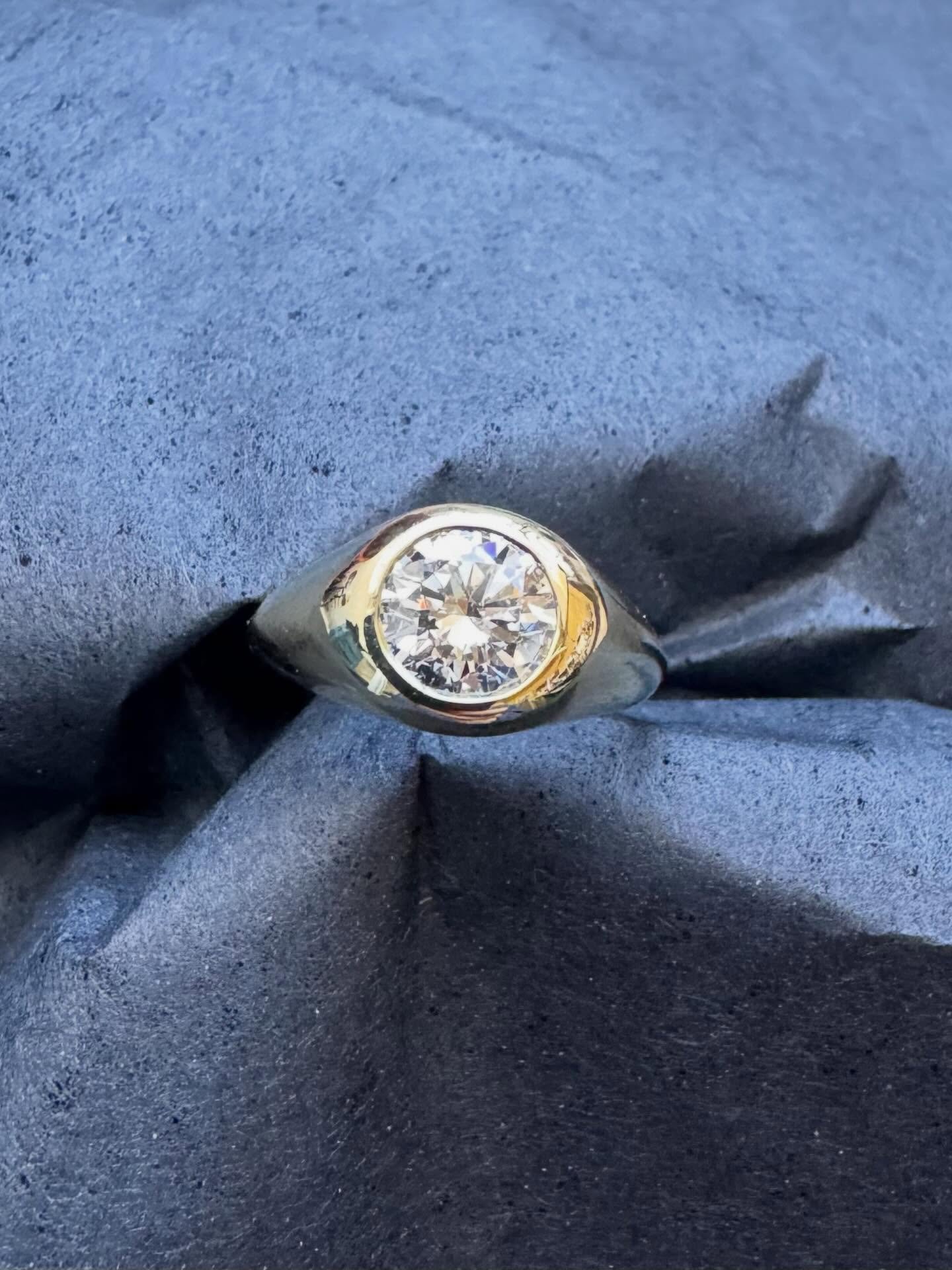 Engagement ring for Lynsey❣️ 14ct yellow gold, signet style ring with a lab grown diamond. Lynsey and Dan had their wedding bands made by me a few years back. Back then she wasn&rsquo;t sure about the engagement ring, if she even wanted one&hellip; S