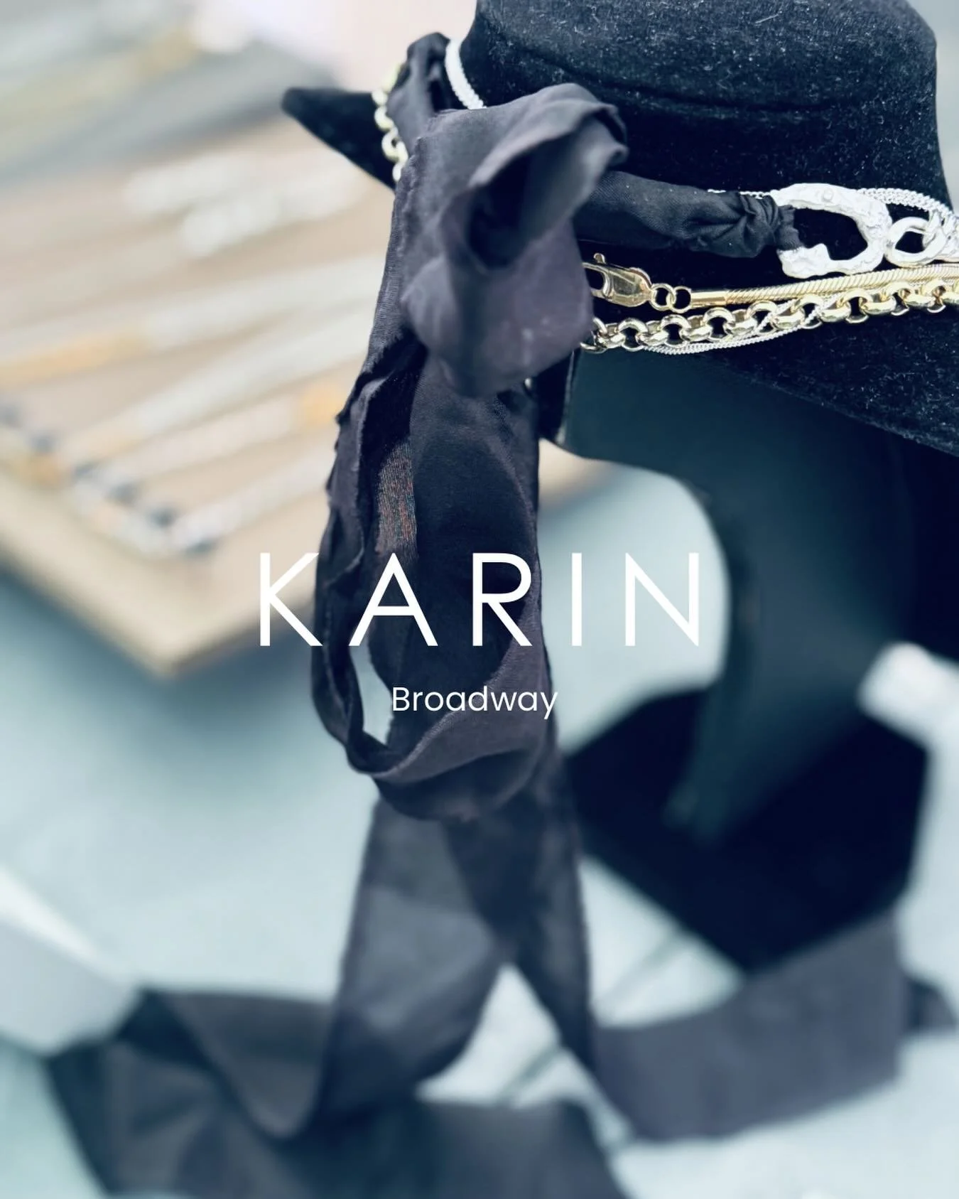 I&rsquo;m here and it&rsquo;s sunny! ☀️ it&rsquo;s a strolling down Broadway market for sure&hellip; I&rsquo;m here u til 5pm today ❤️
#karinandreassonjewellery #broadwaymarket