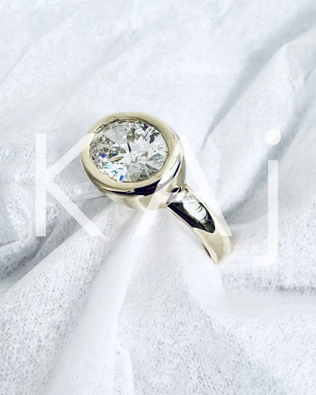 Sakura ❤️ Sam
2.5ct labgrown diamond in 14ct yellow gold ✨ 
I&rsquo;m personally on a Broadway market today, a good opportunity to come and talk to me about your bespoke ideas&hellip;. ✨🥰 &hellip;I&rsquo;m here until 4.30pm! 
#karinandreassonjewelle