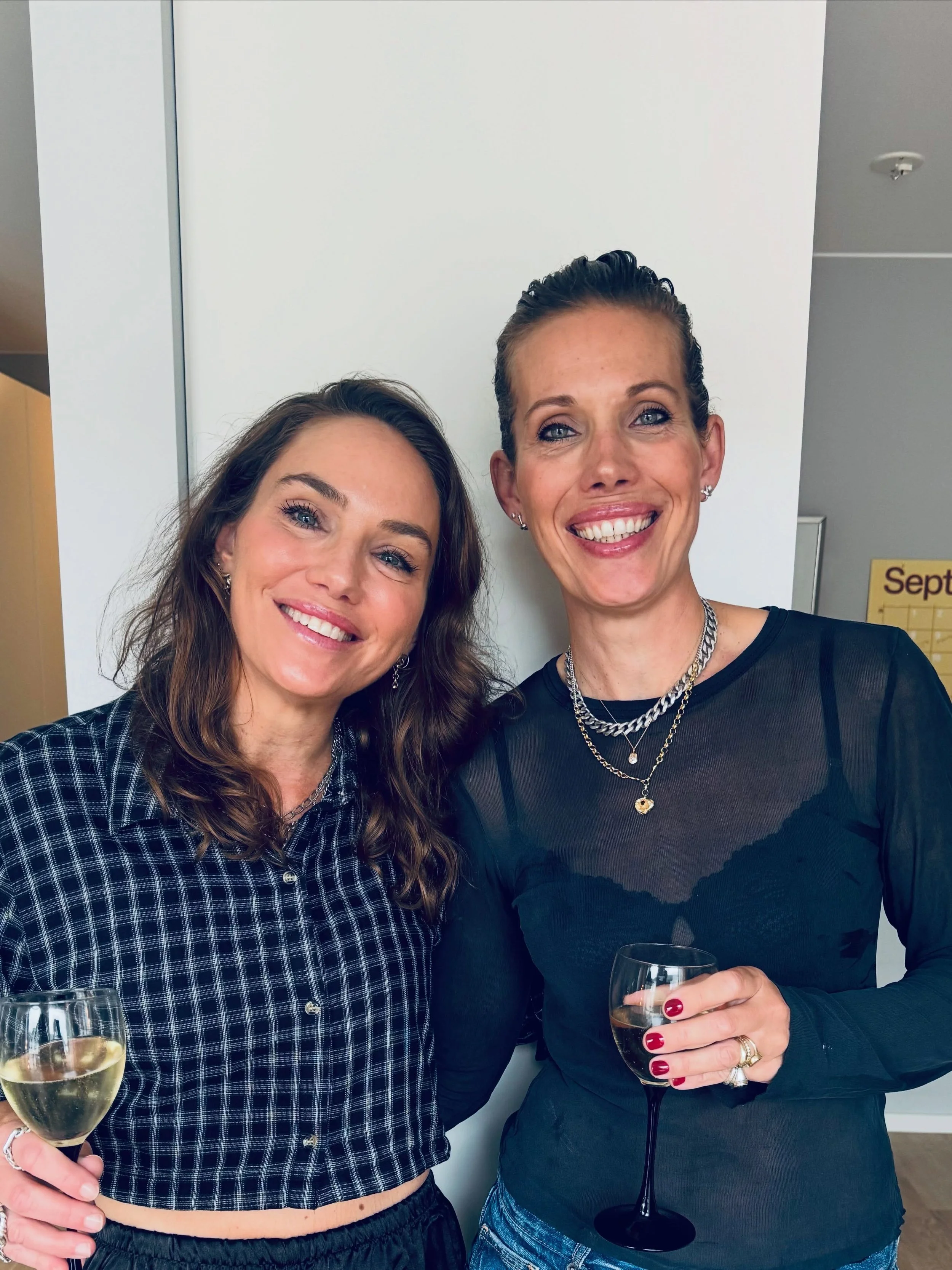 ⭐️ We&rsquo;ve done this for 9 years!! 🤩 Our yearly &lsquo;jewellery mingle&rsquo; tradition, always hosted by my sister Elin in Stockholm. Love how very year the same people come to drink bubbles and try on jewellery and gossip&hellip; it&rsquo;s a