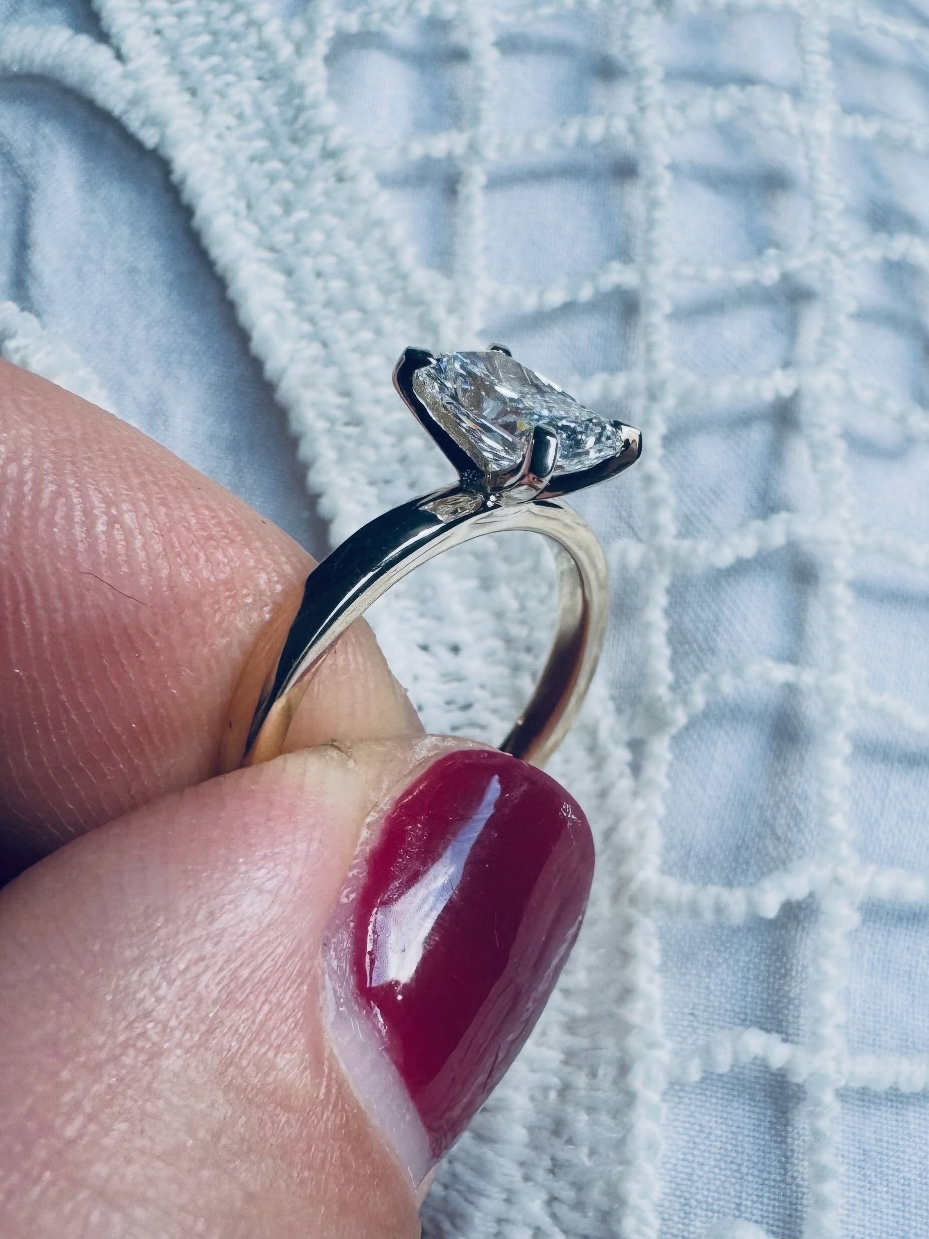 Mission accomplished! Ring handed over to the person who commissioned it&hellip; He loved it! 🥰 
If working with a smallish stone and my client wants a more &lsquo;traditional&rsquo; engagement ring, I often suggest this style: chunkier corner claws