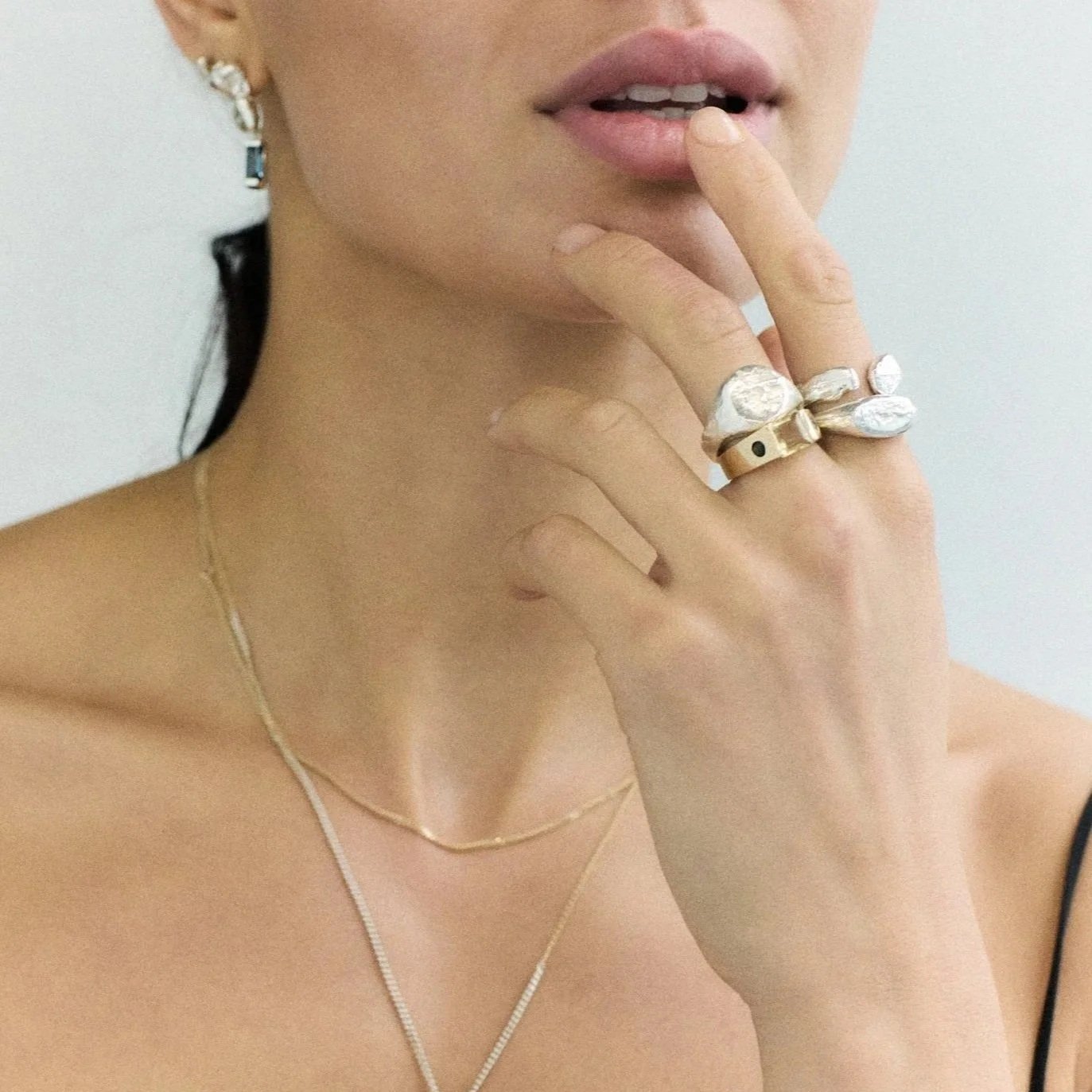 Model%2Bin%2Bblack%2Bmini%2Bdress%2Band%2Bmany%2Brings%2Bon%2Bfingers.jpg