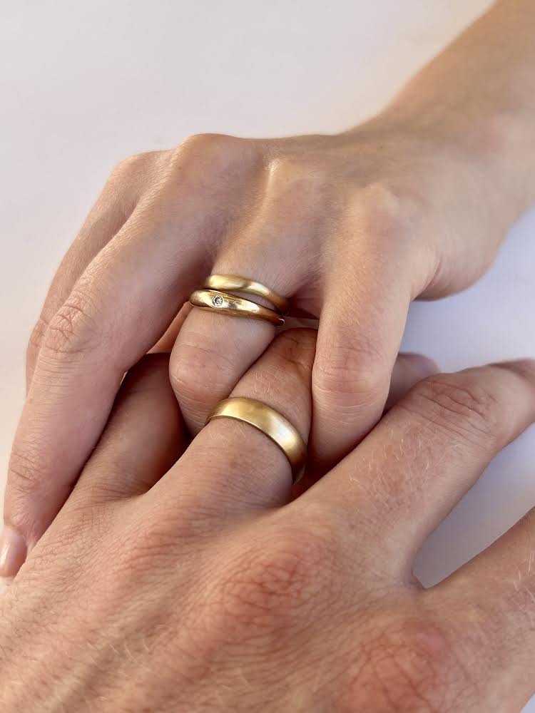 joseph_lianne_9ct_gold_bands_engagement_ring_bespoke_wedding_hands.jpeg