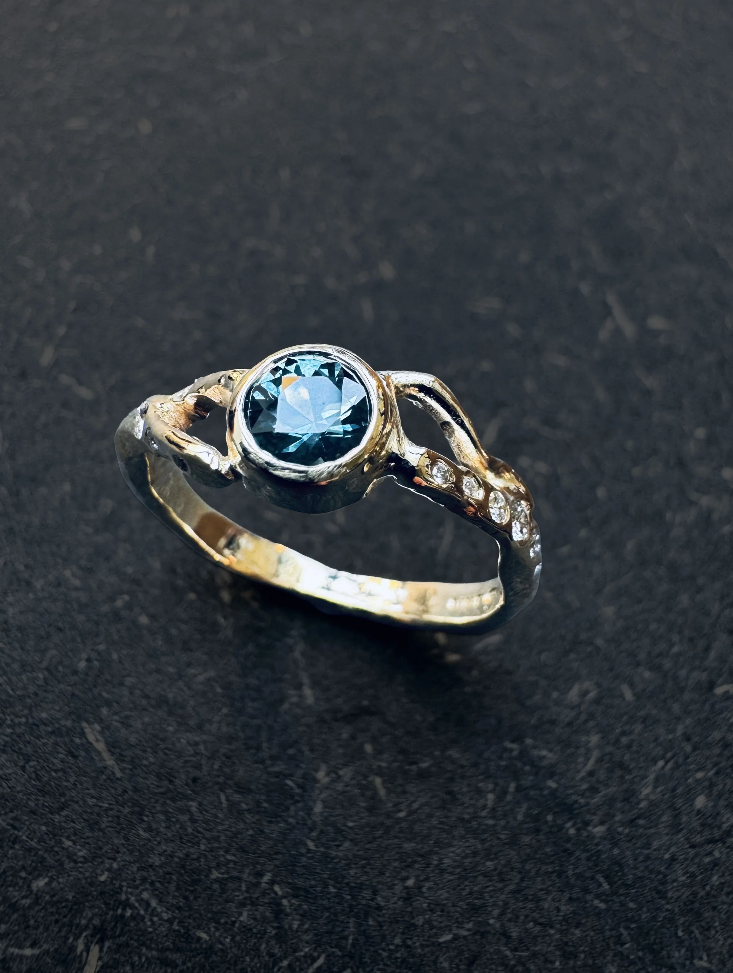 Minouche_Harald_ring_angle.jpg