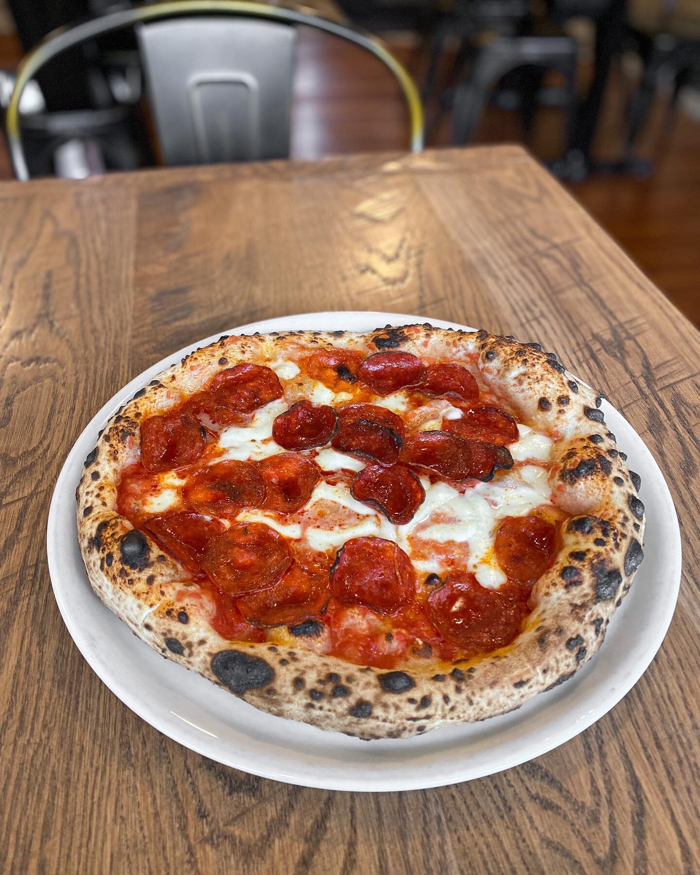 Did you hear? @tempestasalumi pepperoni is back! We still love a cup-n-char moment, but we sure did miss this!🫶🏻

&bull;Fresh Mozzarella, Ciao Organic Tomato Sauce, Tempesta Pepperoni, Garlic