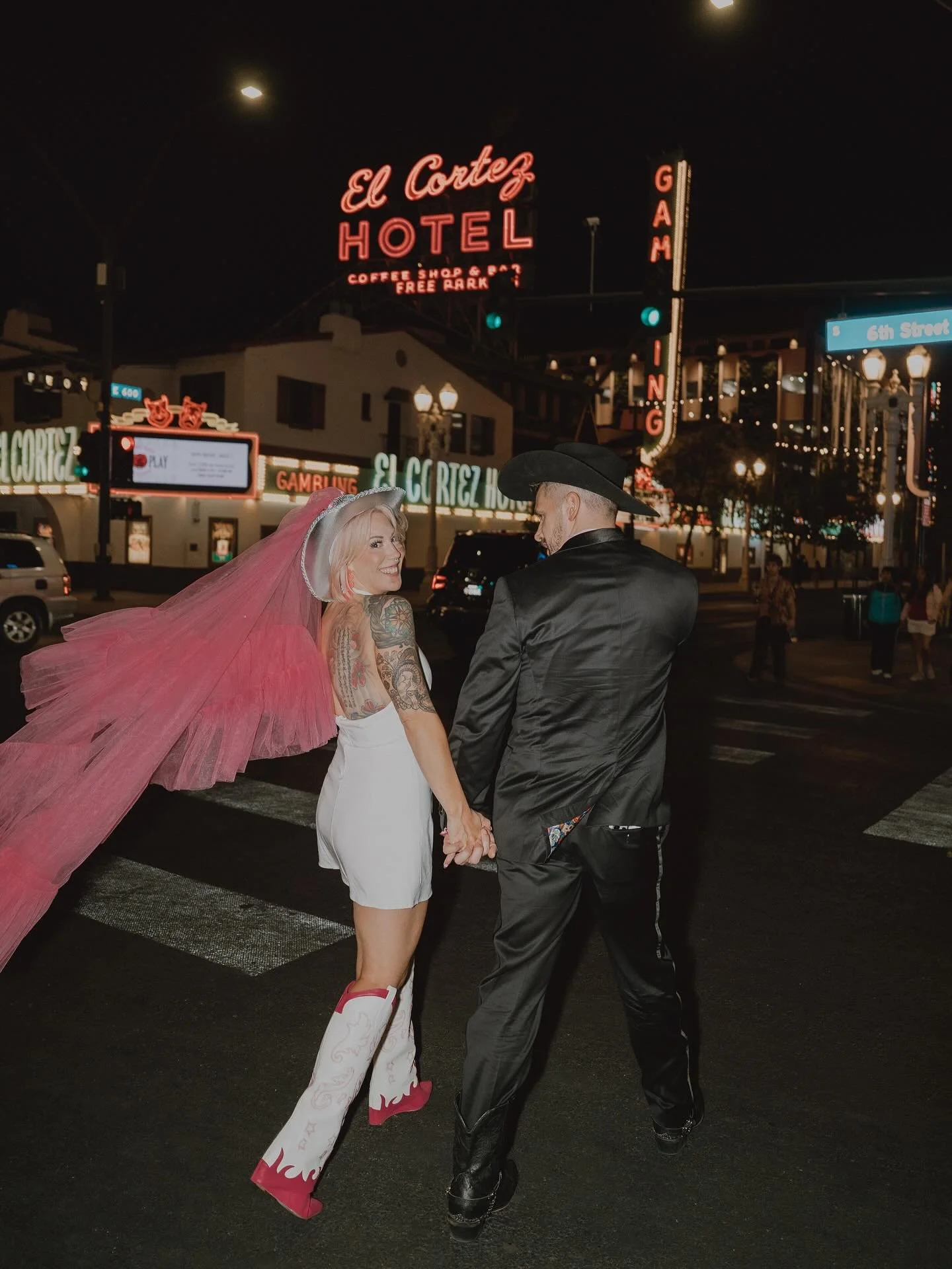 When you know, you know&hellip; 🤍

S+J tied the knot prior to us meeting in DTLV on their honeymoon. These two were on a high of love, life, laughter, and soon, the lights of Downtown.

The vision was clear: fun, flirty photos on Fremont St (pulled 