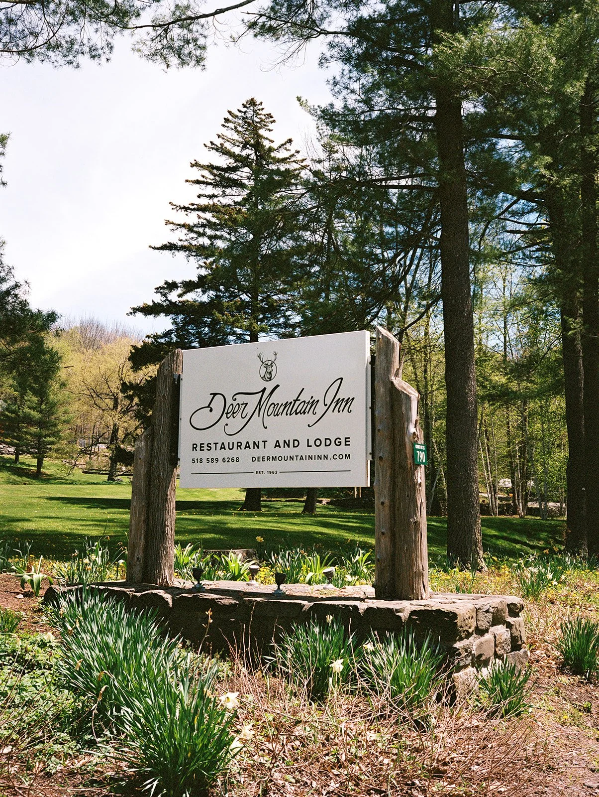 Outdoor sign that says Deer Mountain Inn.