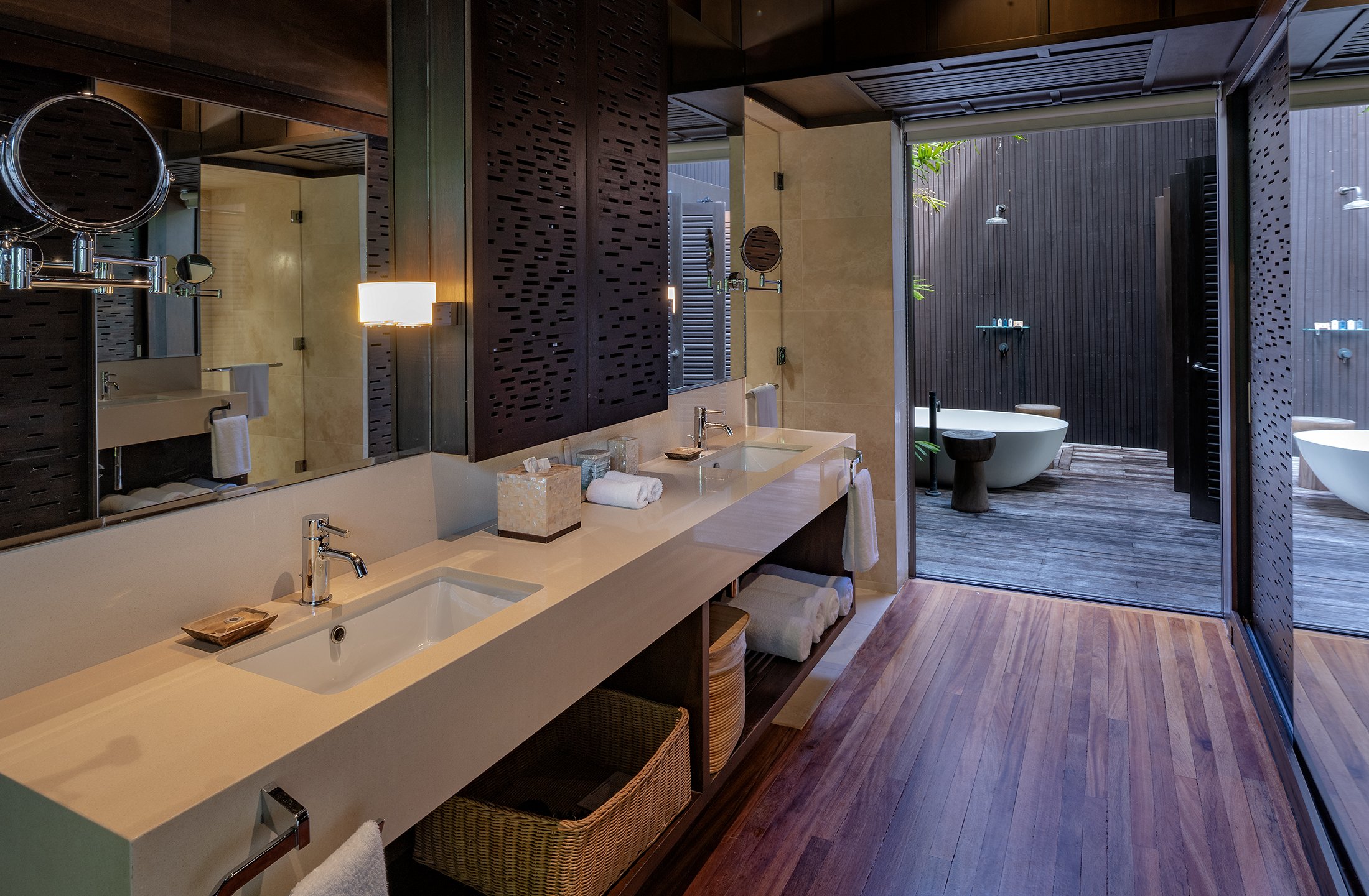 Vomo-The-Residence-Master-Bathroom.jpg