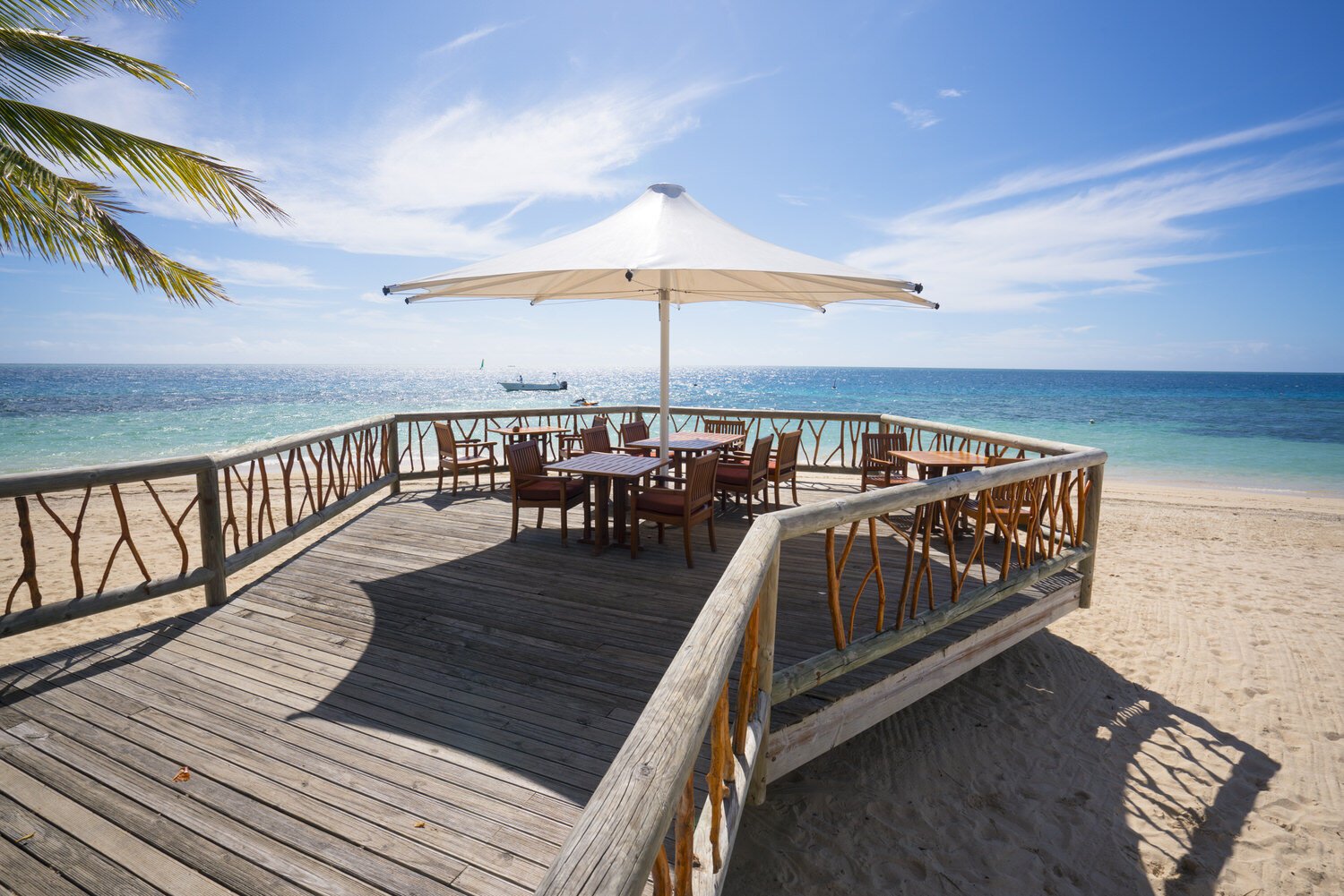 79287370-H1-castaway-island-fiji-waters-edge-restaurant1.jpg
