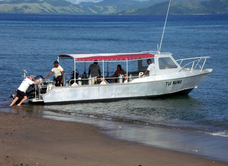 taveuni-dive-boat-1.jpg