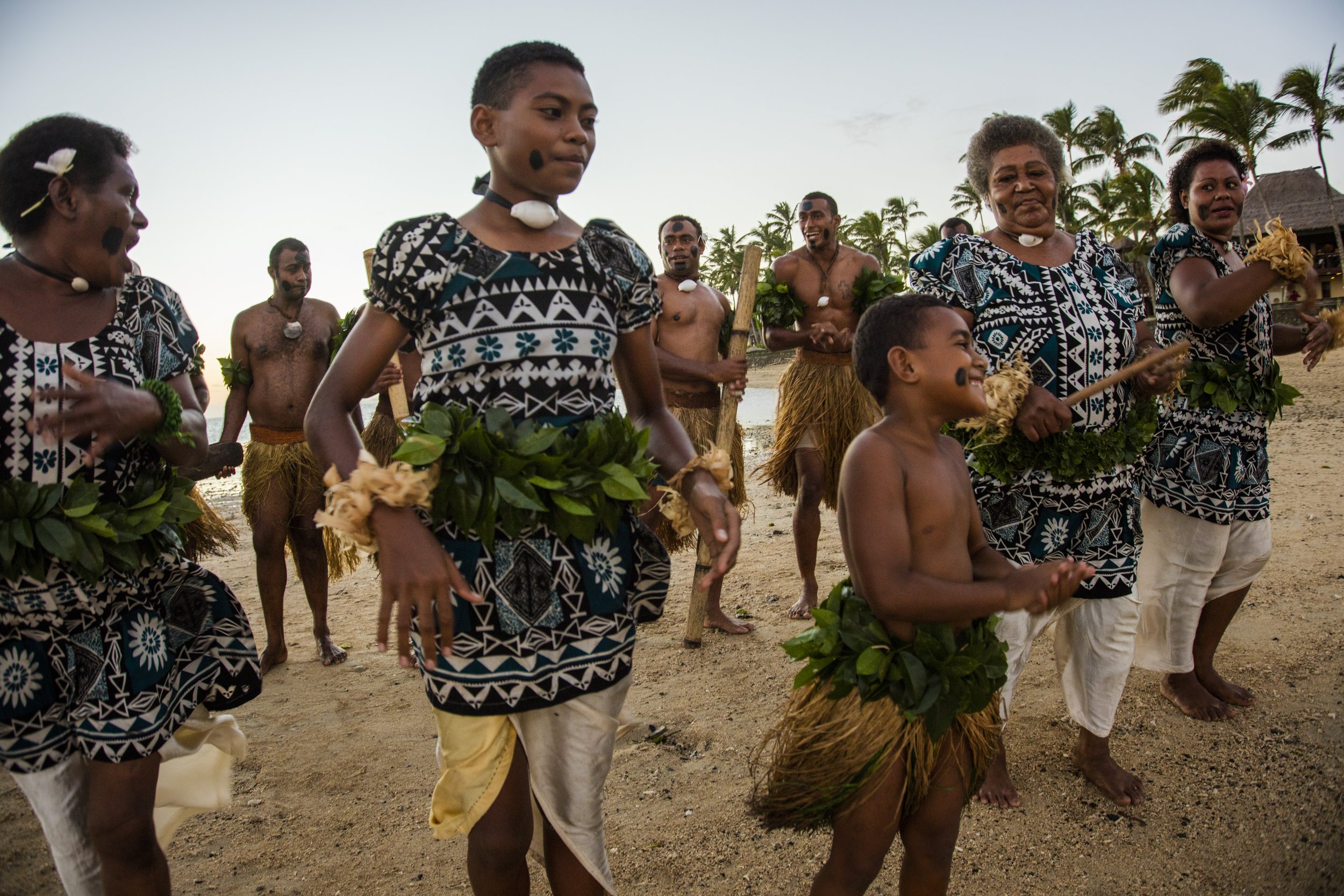 outrigger-fiji-beach-resort-meke-perfomance7.jpg