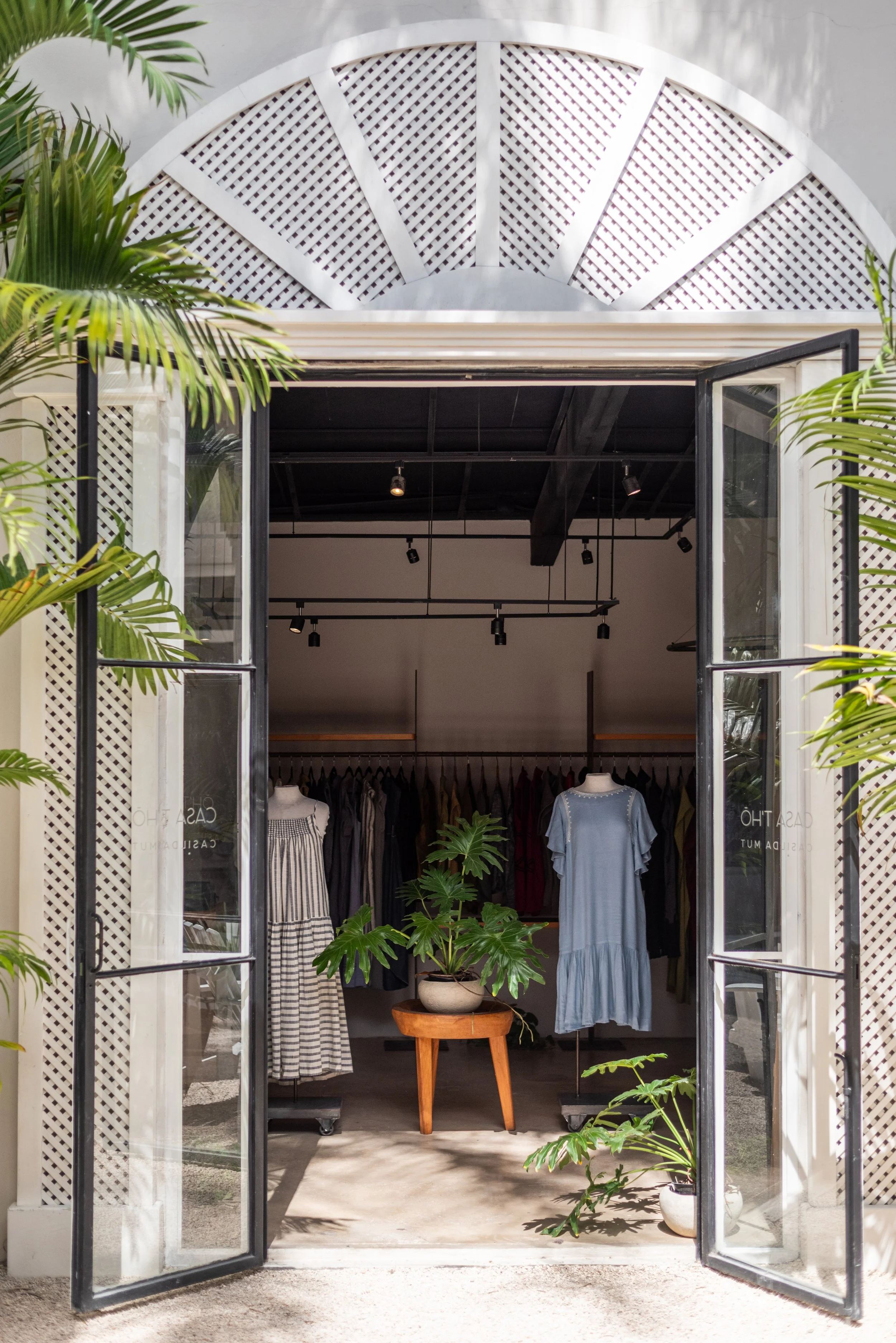 Trabajamos con Artesanos Mexicanos, buscando poner en alto el talento mexicano y promoviendo el comercio justo.