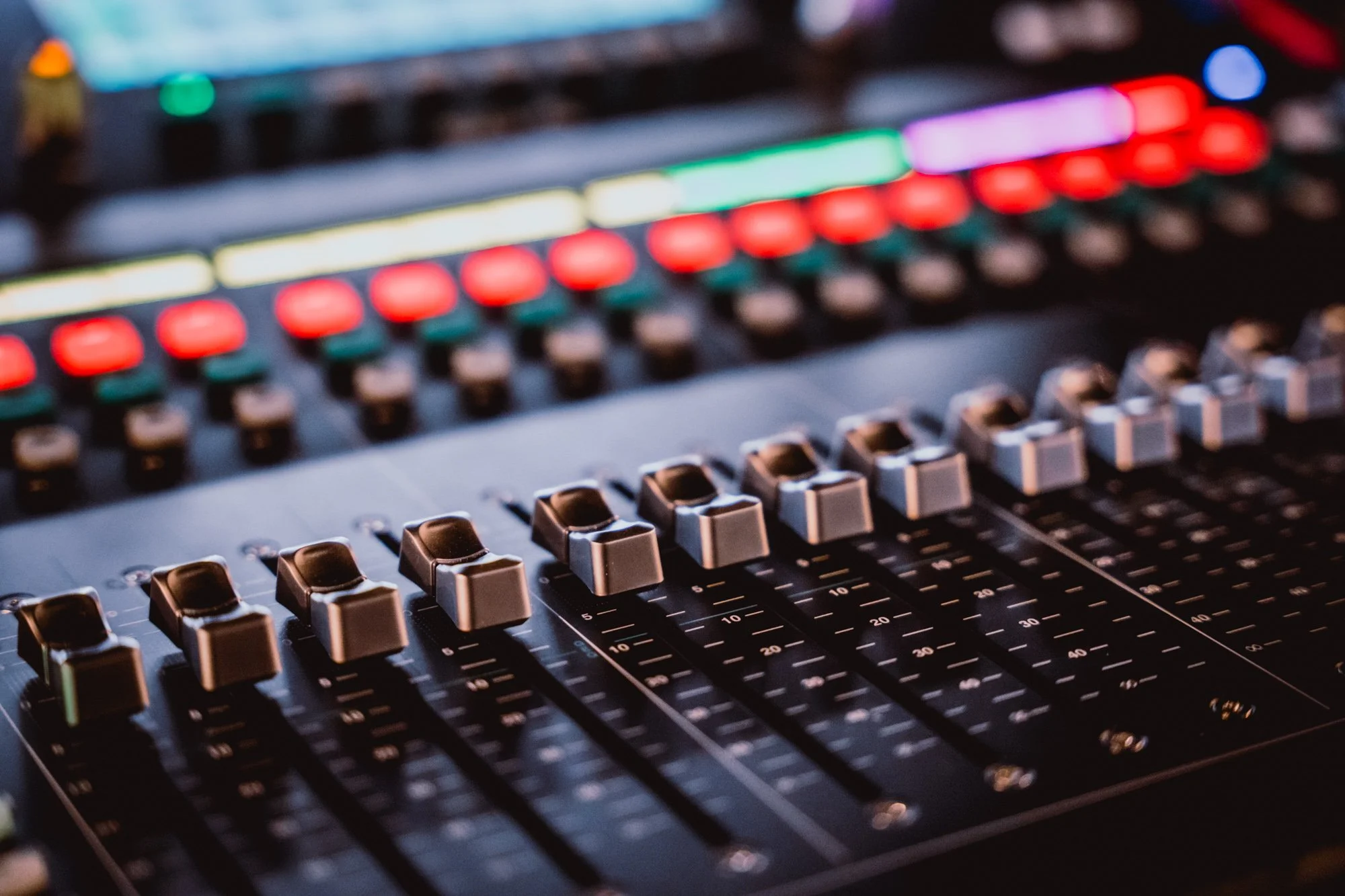 Running plugins live: USB vs. Dante vs. MADI latency comparison