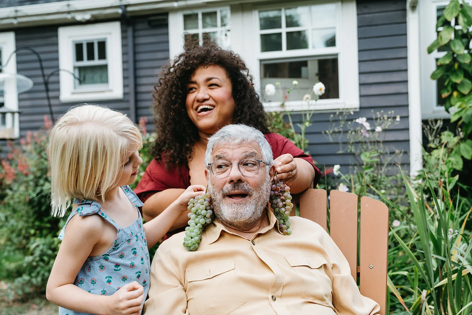 grandparent-playful-authentic-garden-extended-family-photo-portland-oregon.jpg