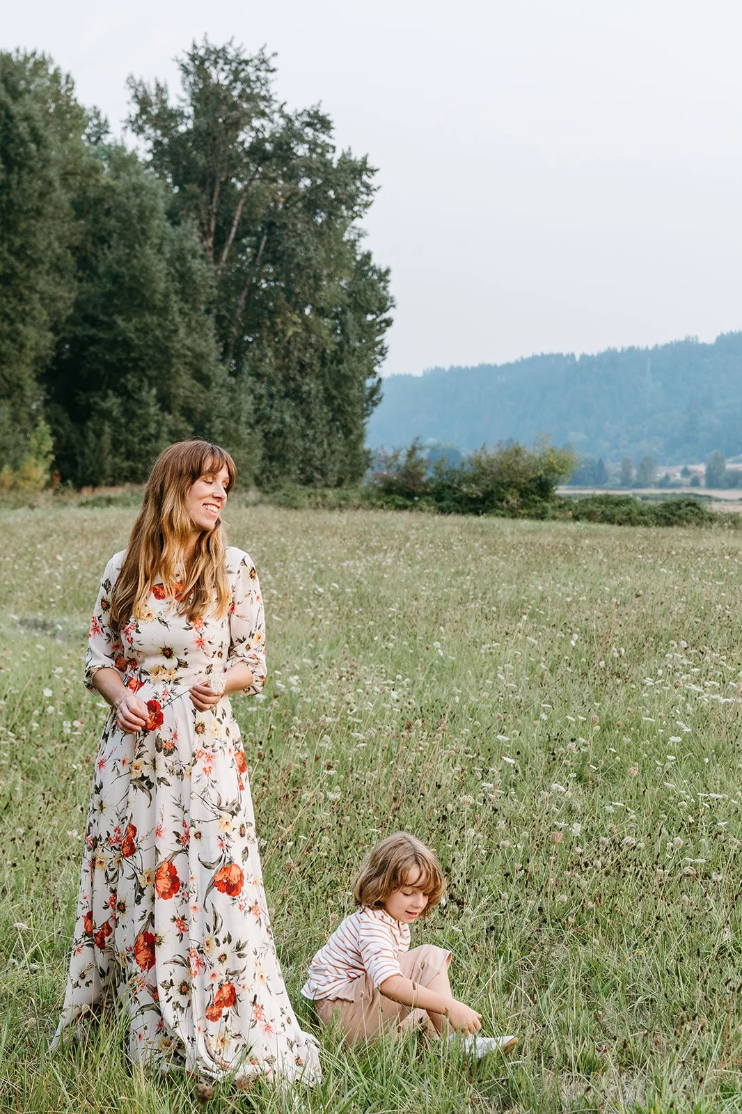 mother-child-field-lifestyle-portrait-sauvie-island-oregon.jpg
