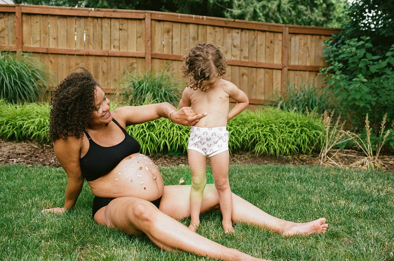 intimate-maternity-toddler-yard-faceless-portland-oregon.jpg