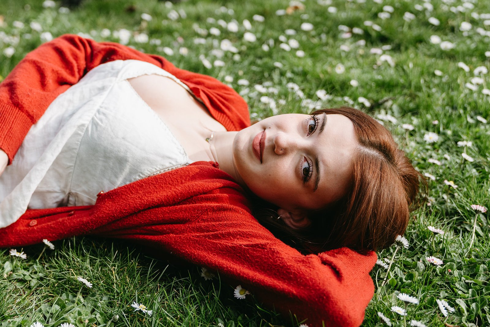 bright-colorful-senior-portrait-girl-field-daisies-sauvie-island-oregon.jpg