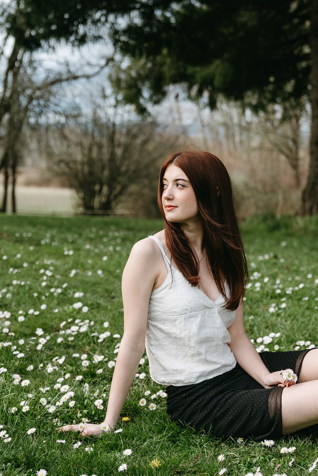 senior-portrait-girl-field-daisies-sauvie-island-oregon.jpg