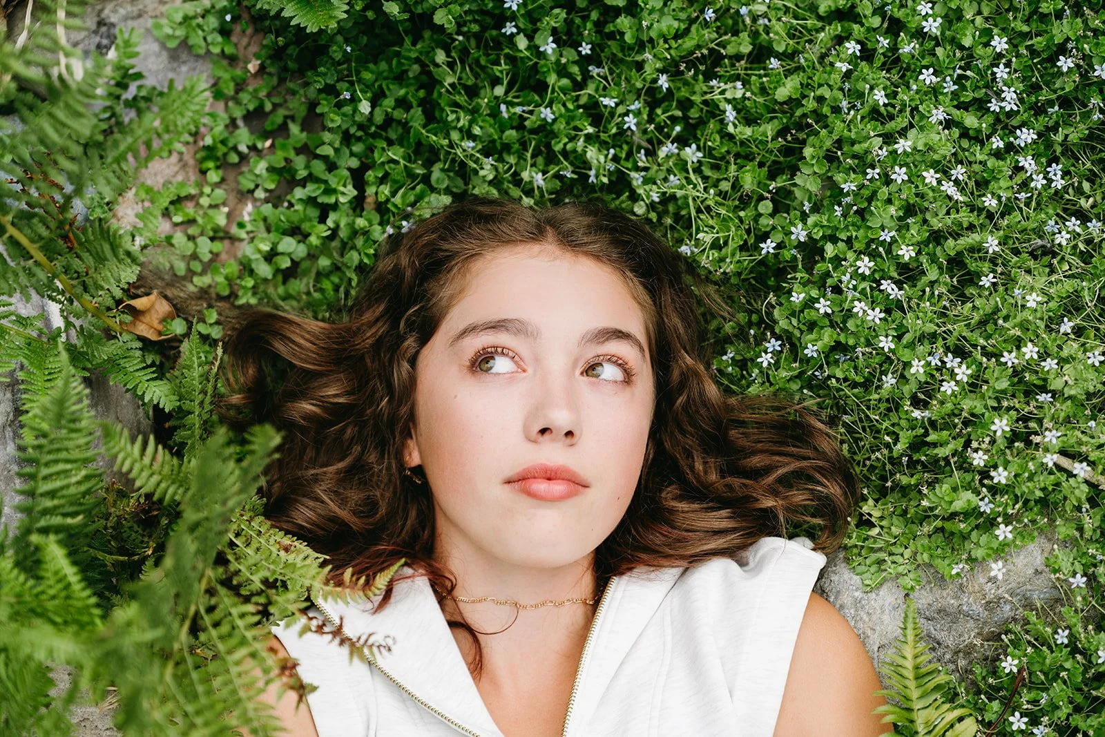 teen-girl-wildflowers-girl-outdoor-portrait-portland-oregon.jpg