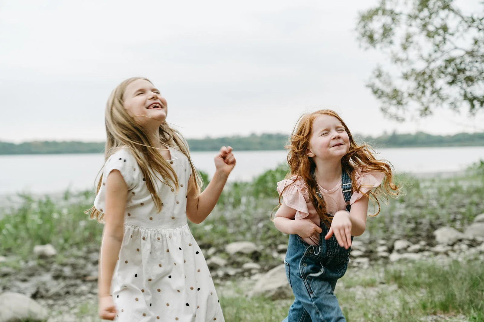 playful-film-photo-sisters-nature-portland-oregon.jpg