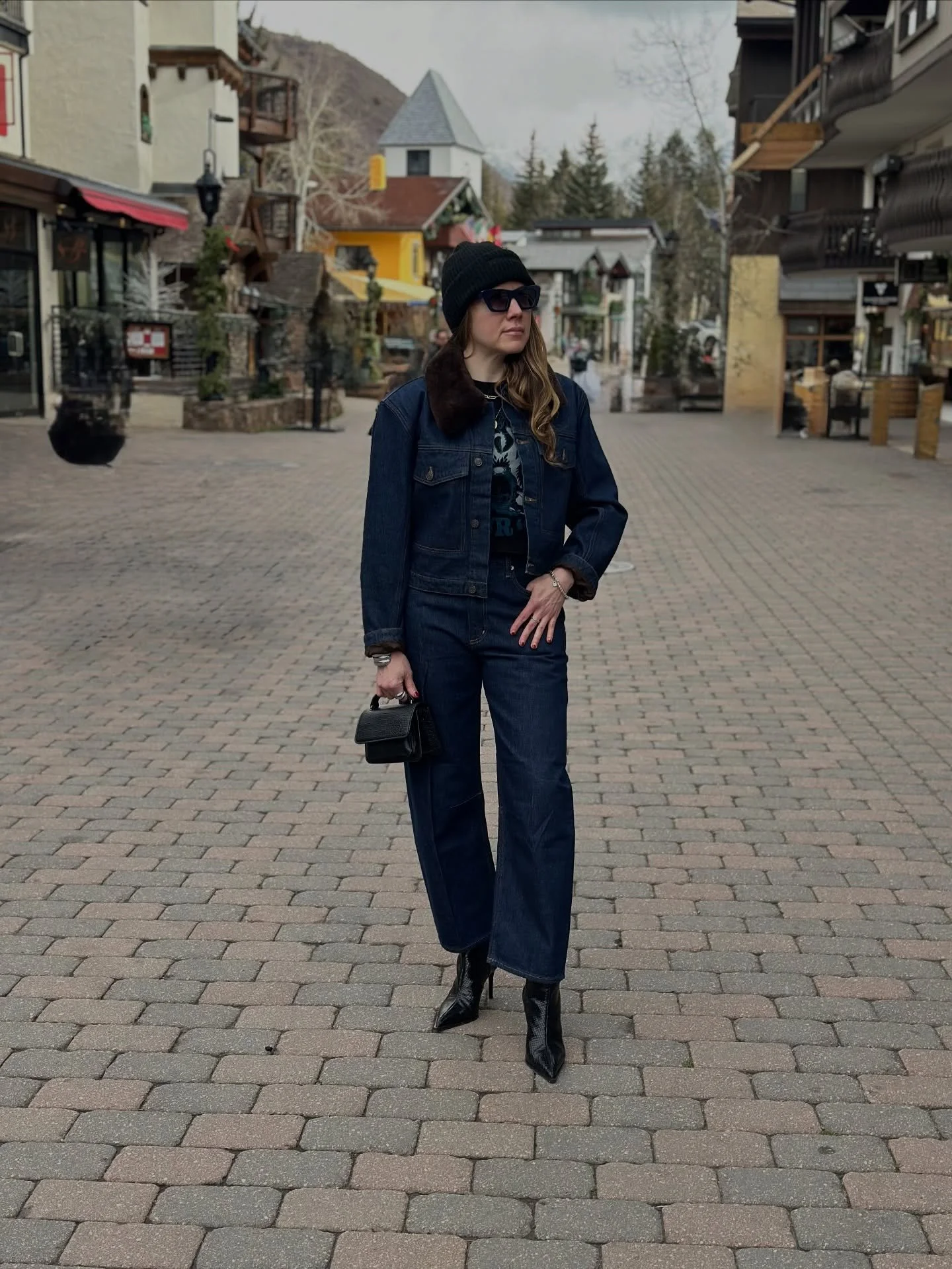 On the way to the apr&eacute;s 🍾

#vailvalleystyled #apresski #shopsmall