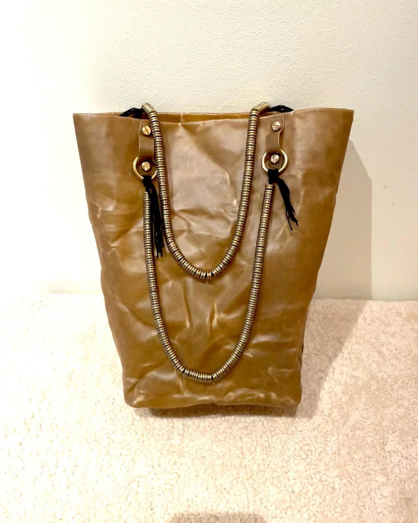 transparent leather?! 😮 bushman drum bag ⚡️ leather and brass ⚡️ watch the video with sound on 💛 #handmade #leatherbag #crazy #creations