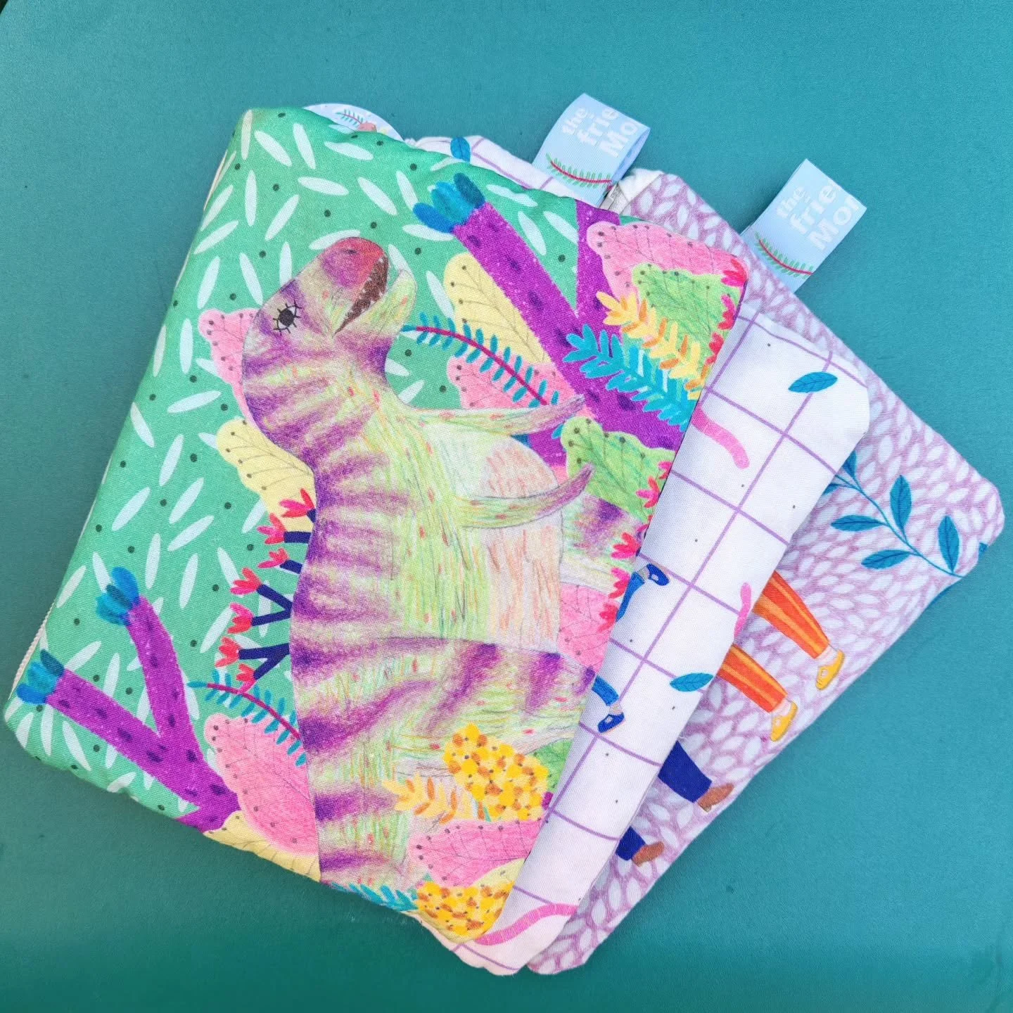 Les Pocketor Rrraw ~ Les petites pochettes cousues main avec de grandes histoires &agrave; l&rsquo;int&eacute;rieur.
Color&eacute;es, fun et acidul&eacute;es, elles sont pr&ecirc;tes &agrave; prot&eacute;ger les secrets des enfants et des grands r&ec