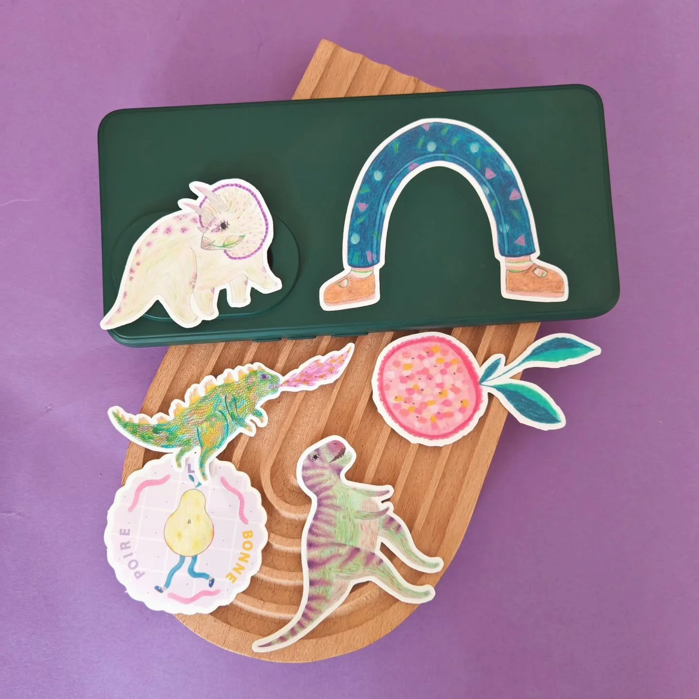 Des stickers uniques&hellip; inspir&eacute;s de mes motifs textiles ! 🦖

Et si vos objets du quotidien avaient droit &agrave; une touche d&rsquo;originalit&eacute; ? 👀 Mes stickers sont bien plus que de simples d&eacute;corations : ils sont issus d