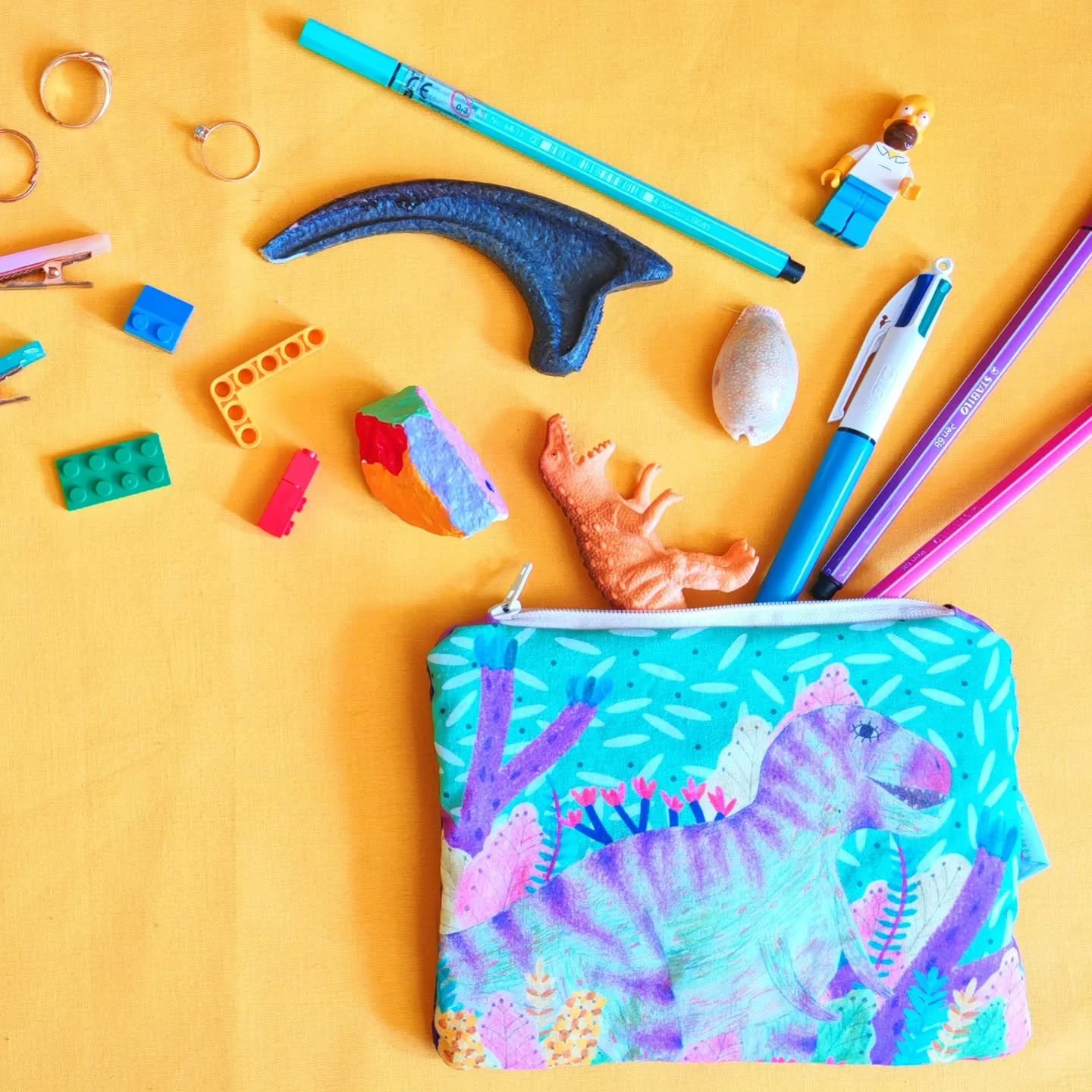 Les pochettes les plus ROCK ' N' BR&Ocirc;LE aka POCKETOR sont disponibles ! Premi&egrave;re salve de dinosaures pour ces pochettes aux couleurs acidul&eacute;es 🦖
ET TU METS CE QUE TU VEUX DEDANS 👀 
J'ai matelass&eacute; les tissus sur ma fid&egra