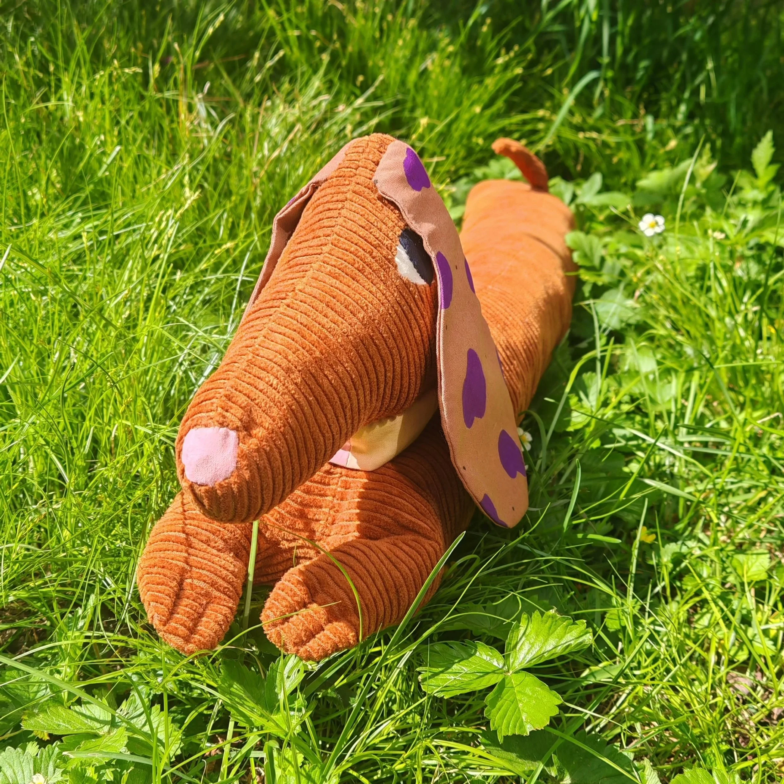 Hello U !  Je vous pr&eacute;sente ce petit teckel imagin&eacute; sur demande 🐶
Un gardien de porte au caract&egrave;re bien tremp&eacute;, toujours pr&ecirc;t &agrave; bloquer les courants d&rsquo;air avec &eacute;l&eacute;gance. Et chez vous, qui 