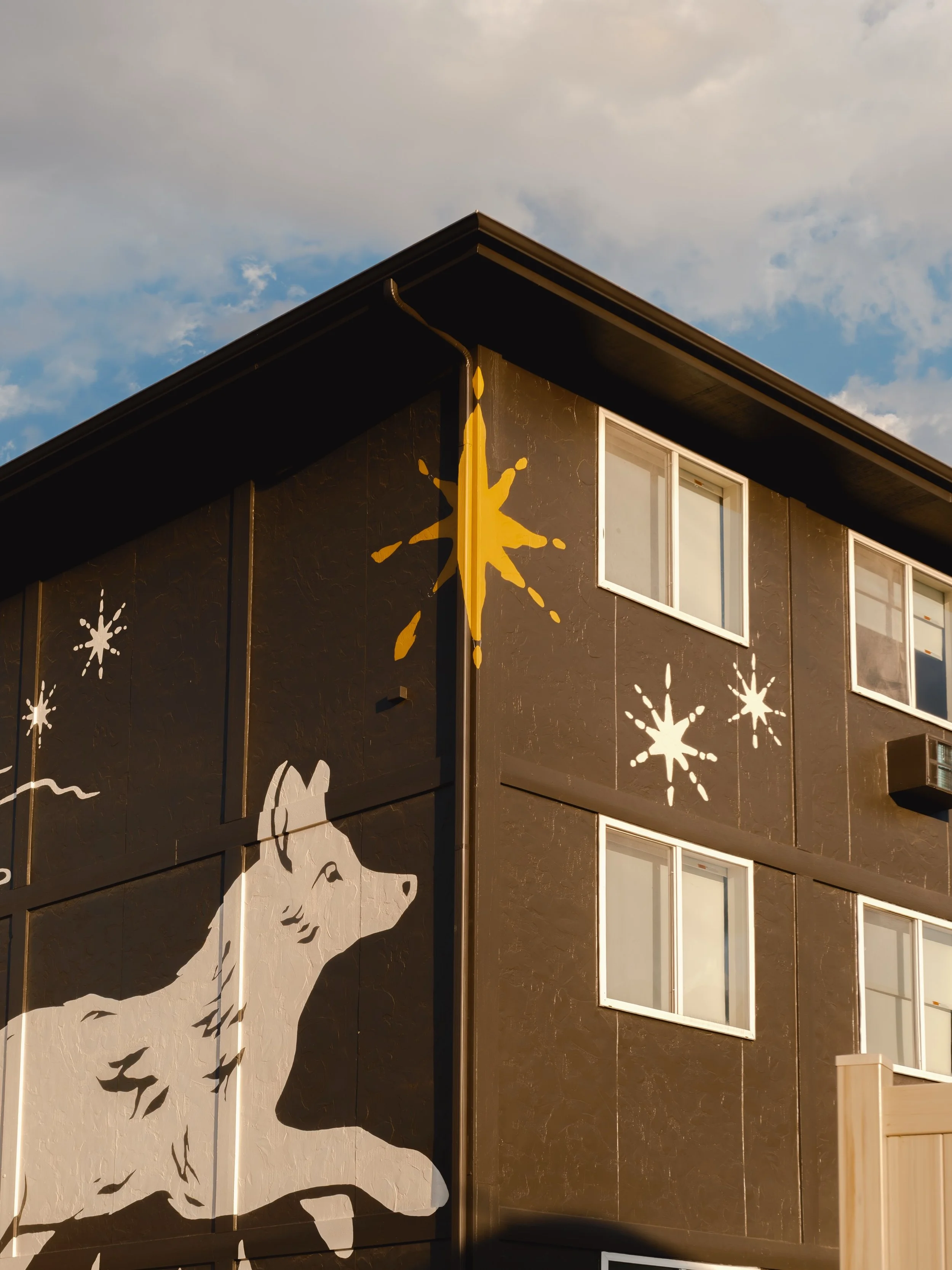 Fall has always been our favorite season in Colorado, with many of the local tourist destinations quieting down in the beautiful shoulder months. So what better time to share this trip inspo from our clients at @outriderhotel in Manitou Springs, who 