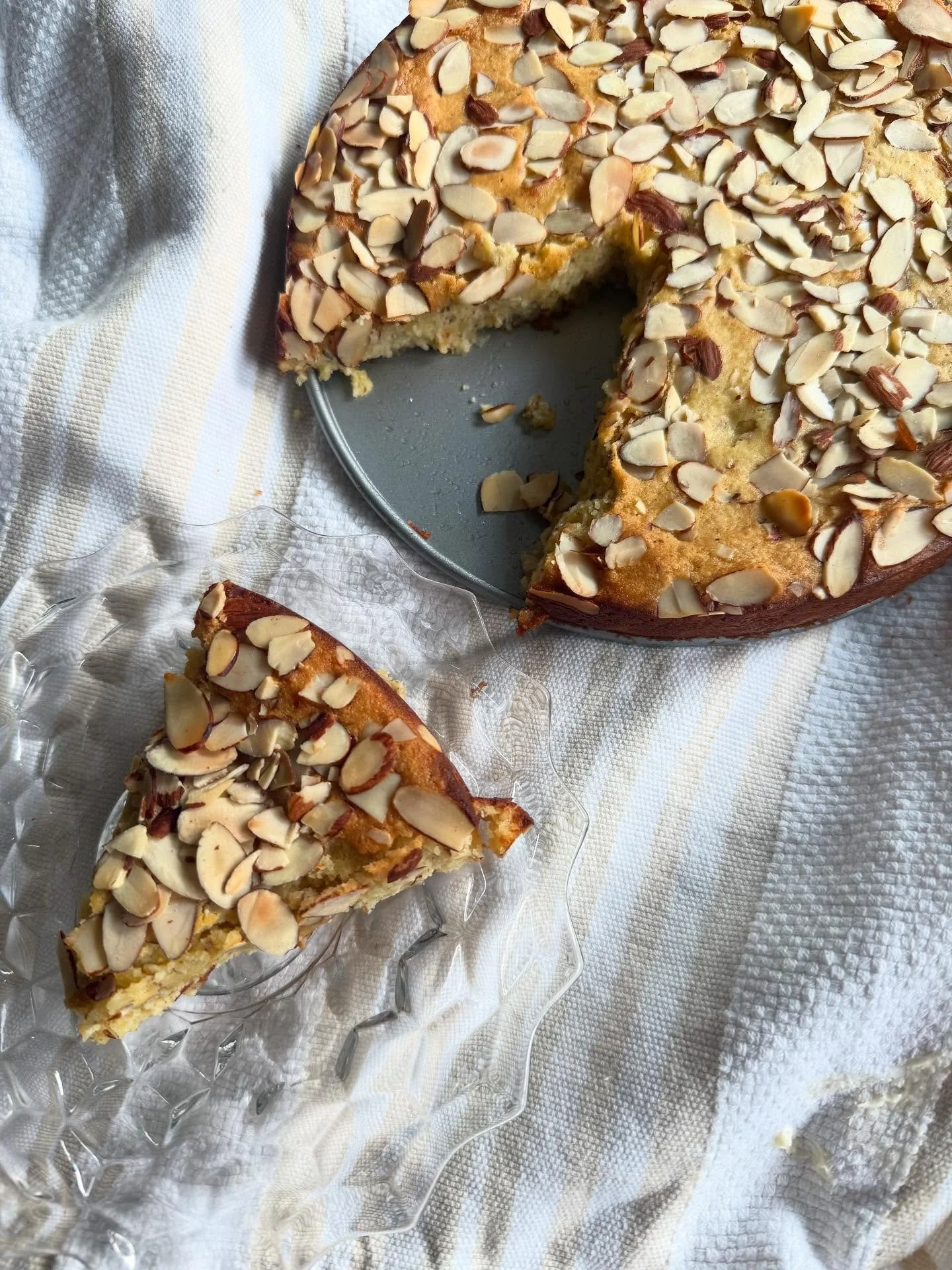 Almond ricotta and lemon cake - a perfect summery treat but I warn you, it&rsquo;s addicting 

Recipe: https://www.whisking-away.com/recipes/lemon-ricotta-almond-cake