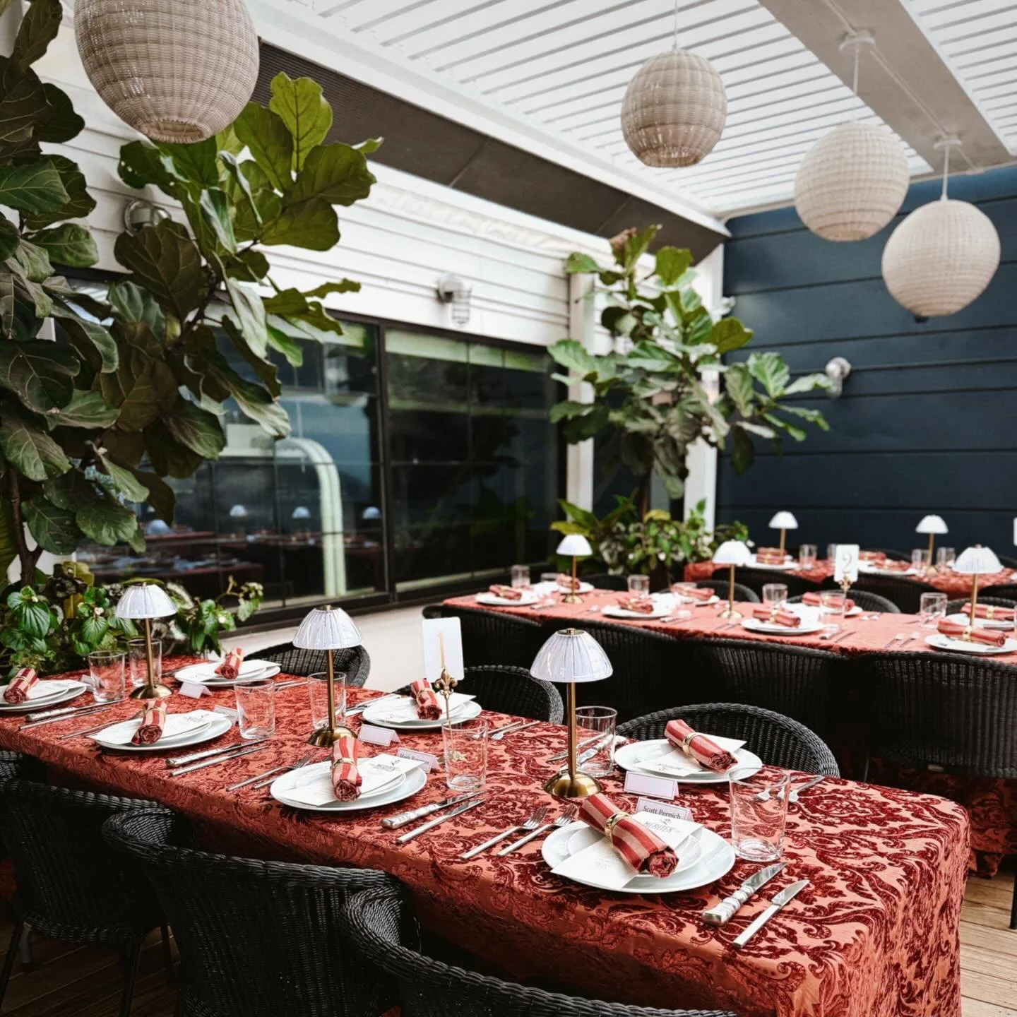It&rsquo;s all in the details! Custom linens, lamps and napkins from @lineneffects
