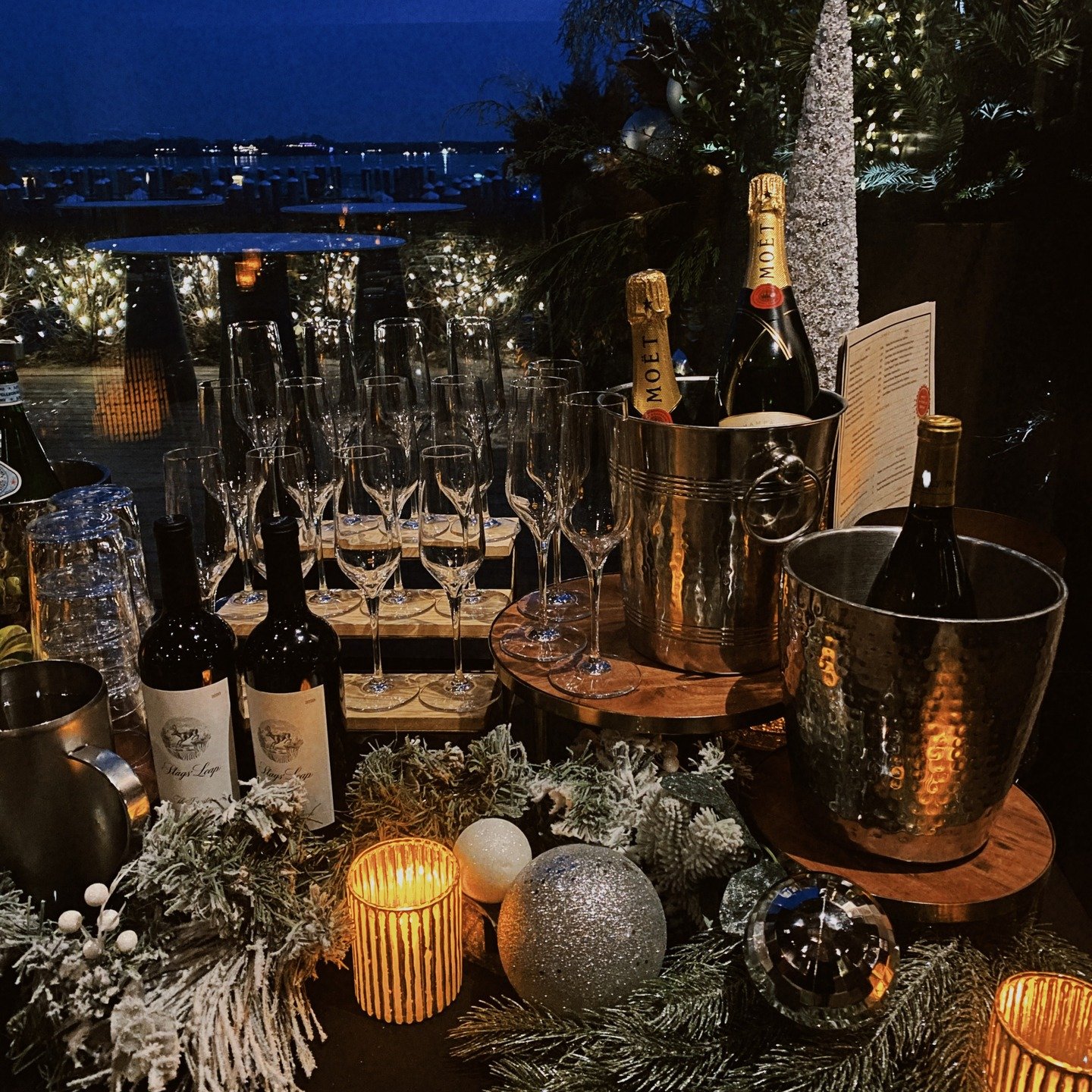 Giving a warm welcome a bubbly twist! One of our favorite ways to get the party started is a champagne greet.

Contact us at Party@6Smith, or visit our website for more details and view our range of unique event spaces.

#privatedining #wayzata #lake