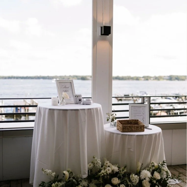 Such a fun wedding celebration!

Photos by @lindsayjeanphoto