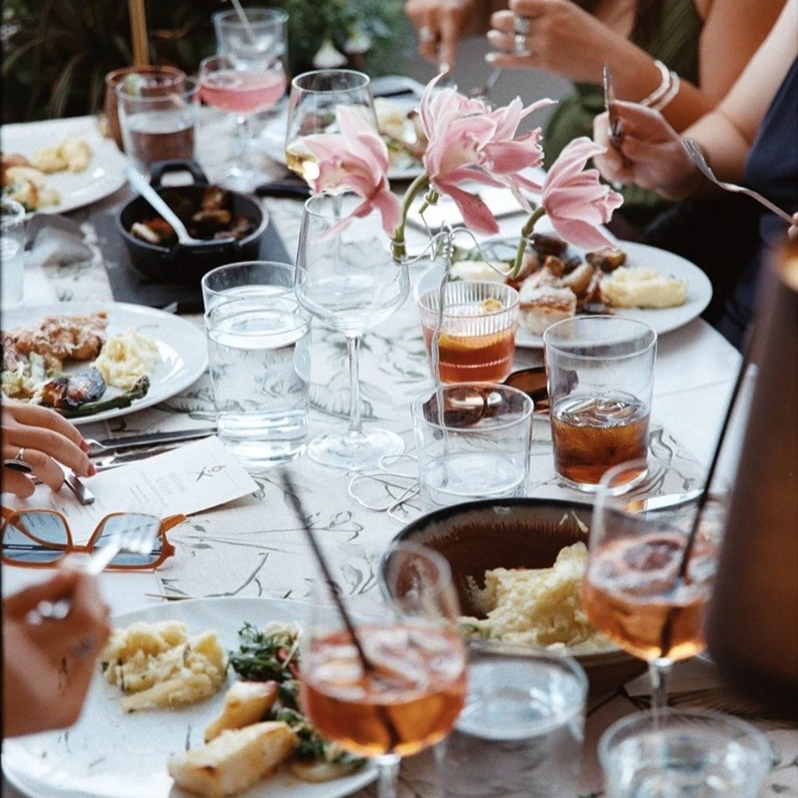 This is what a party at 6Smith looks like. 🥂✨ Full table, great drinks, better people.

📷 @loui.photo 
💐 @Lanefloral 
📋 @honeyhill_weddings

#PartyAt6Smith #PrivateDining #EventVenue #WayzataMN
