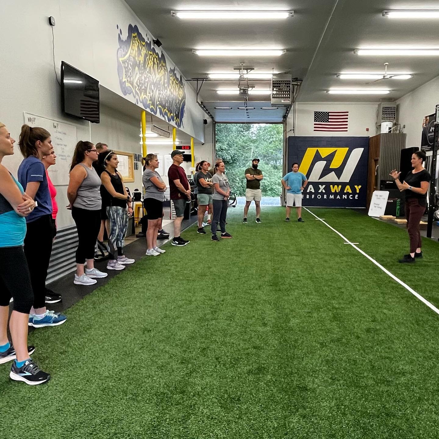 🏋️&zwj;♂️ Tonight our @seacoasthalfmarathon Training Group runners had a super strength night with Morgan from @ridgelinephysicaltherapy!

💪 Thank you Morgan for teaching us the importance of incorporating strength for running and @maxwayperformanc