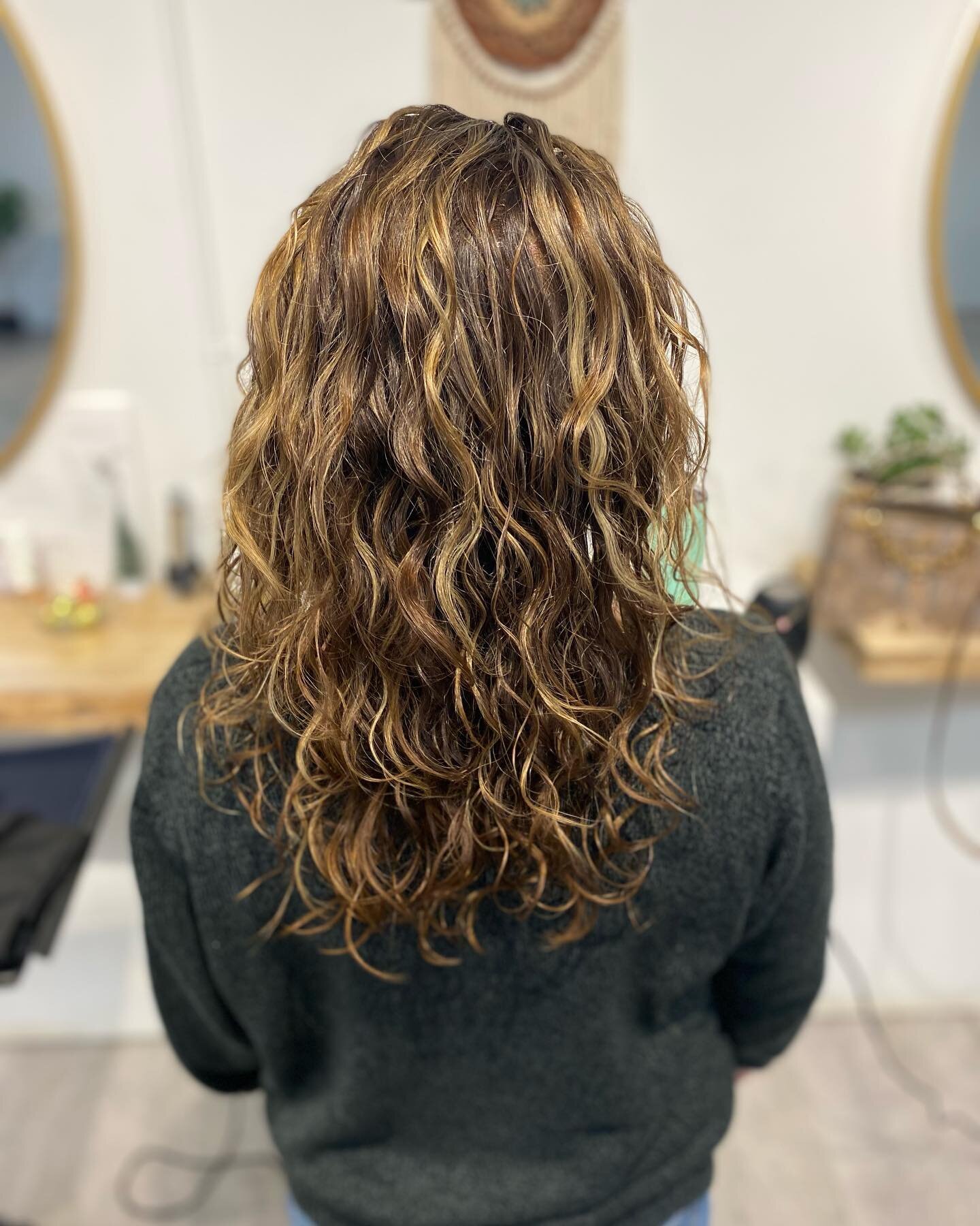 When you work with an amazing team of stylists and you can work together to create an amazing masterpiece!! 
We love working together as a team to make our clients look and feel beautiful!! 
Curly cut by @garnette_ecohairgirl 
Color by @beautybyshena