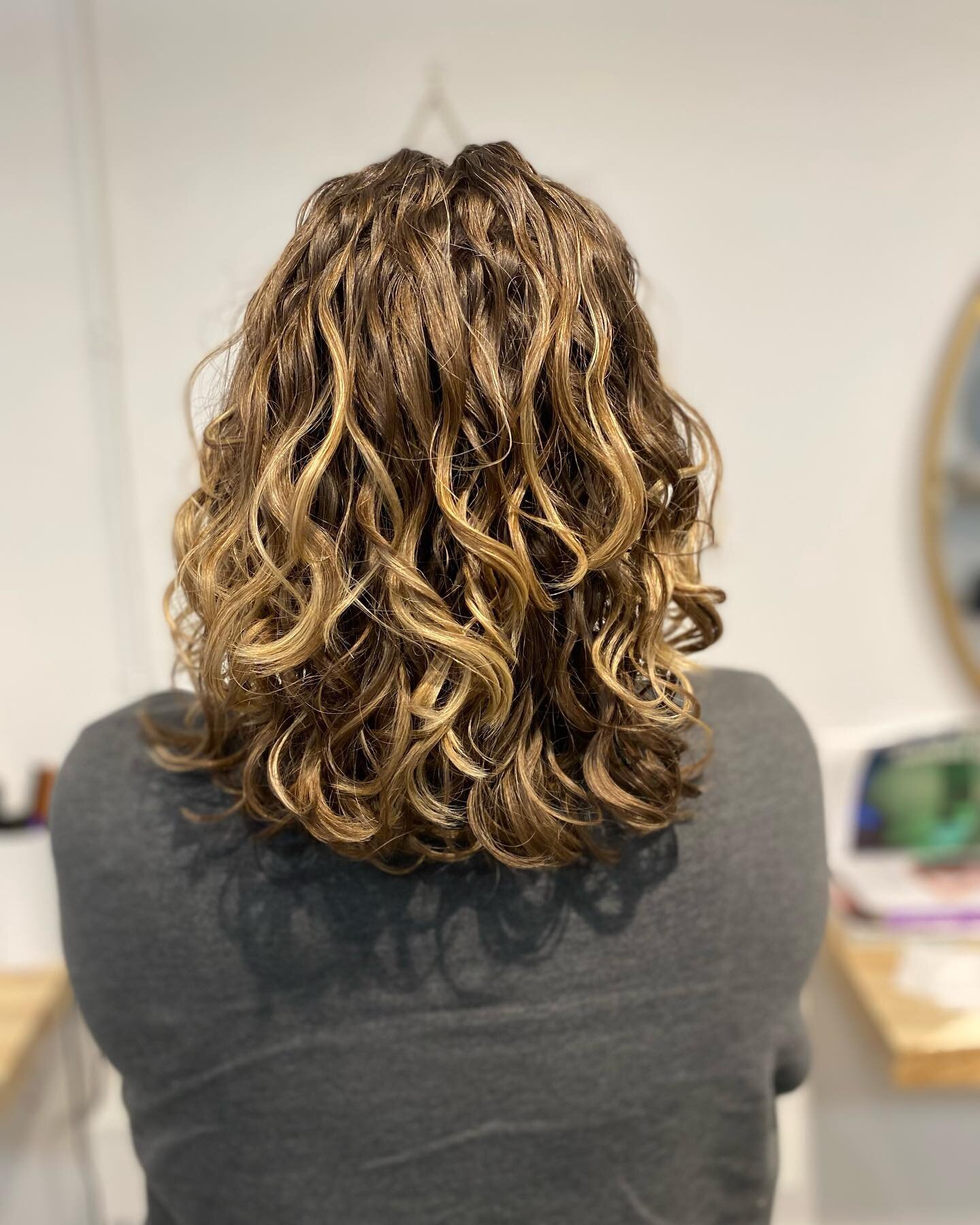 &ldquo;I think I might have some beach waves in there&rdquo; 🤷🏼&zwj;♀️

Just you wait&hellip;

The finish on a new curly guest is my absolute favorite! 
So many curlies have no idea what their hair can do and I love showing them the best it can be!