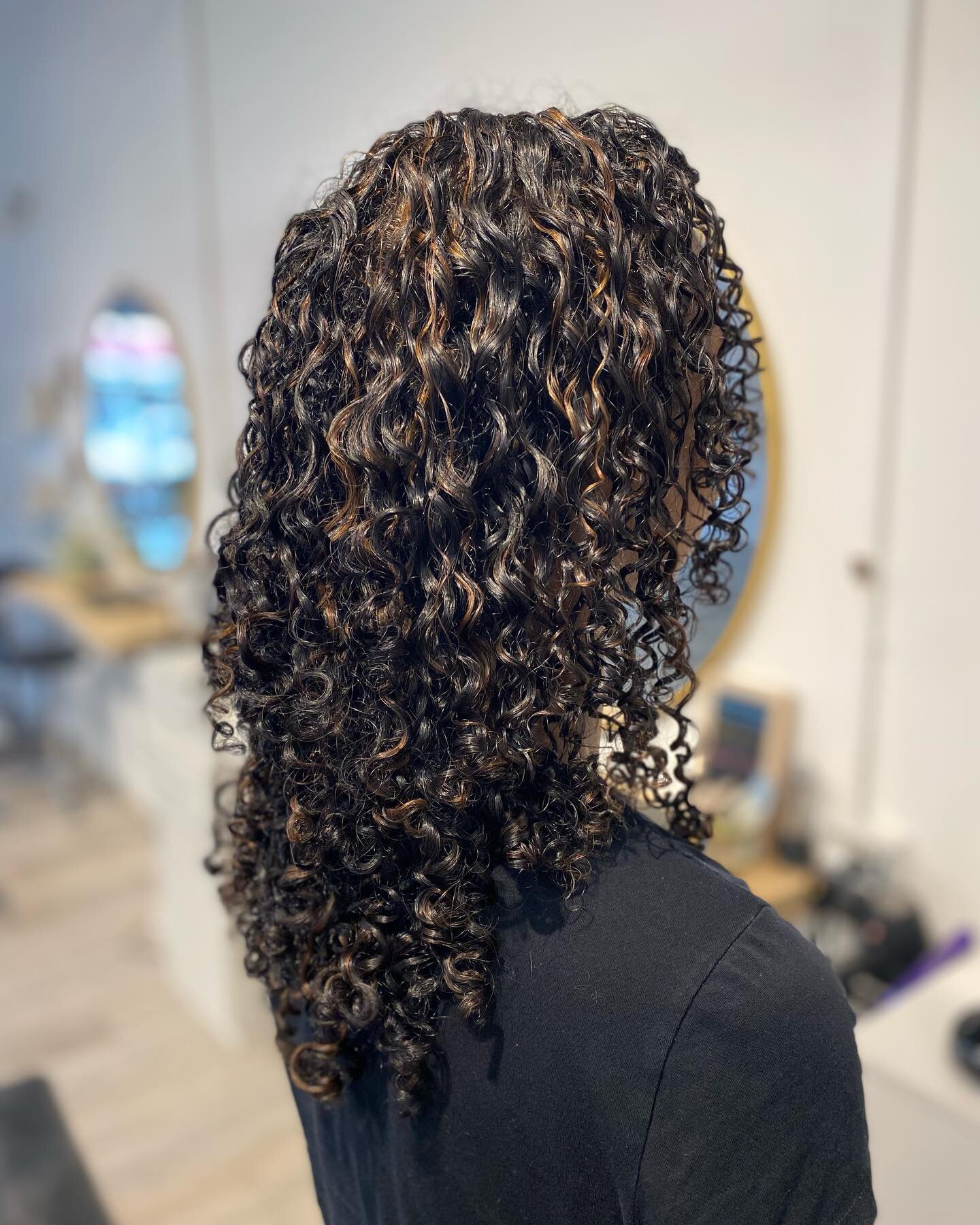Who&rsquo;s ready to brighten up their curls for summer?? 😍😍😍
Hand painted curls for this beauty was a team effort by @mane.lain  and @garnette_ecohairgirl 

#curlycut #calura #curljourney #curlygirl #okanaganhairstylist #kelownahair #okanagan #cu