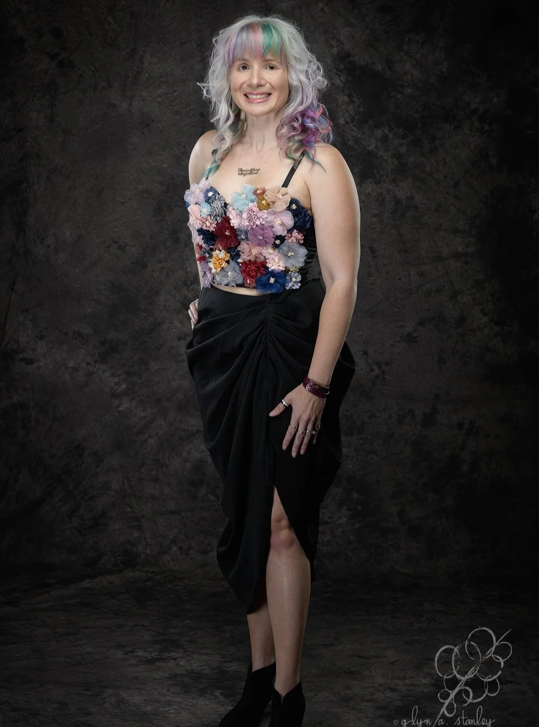 There were so many fun things to do at the @losostudios &ldquo;Fragments into Form&rdquo; #artshow last Friday! 

From a fun craft table, to professional headshots by #losostudios photographer @glynastanleyphotography , to seeing all of the beautiful