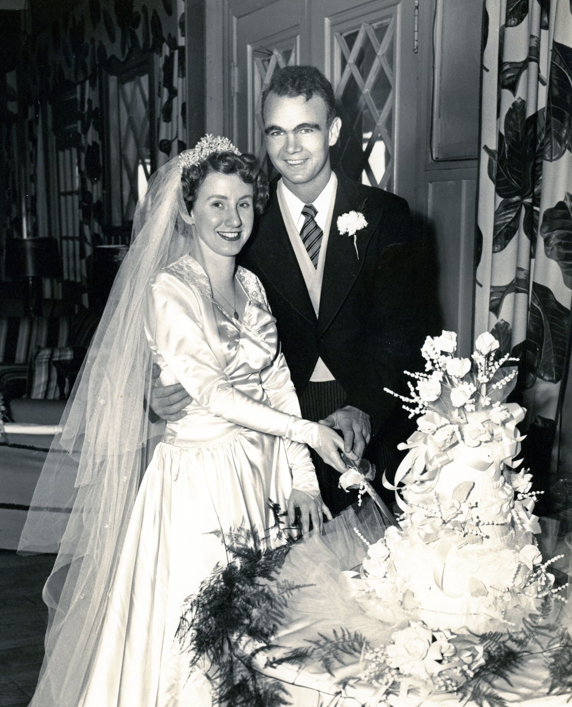 The newlyweds cutting the wedding cake, 1950