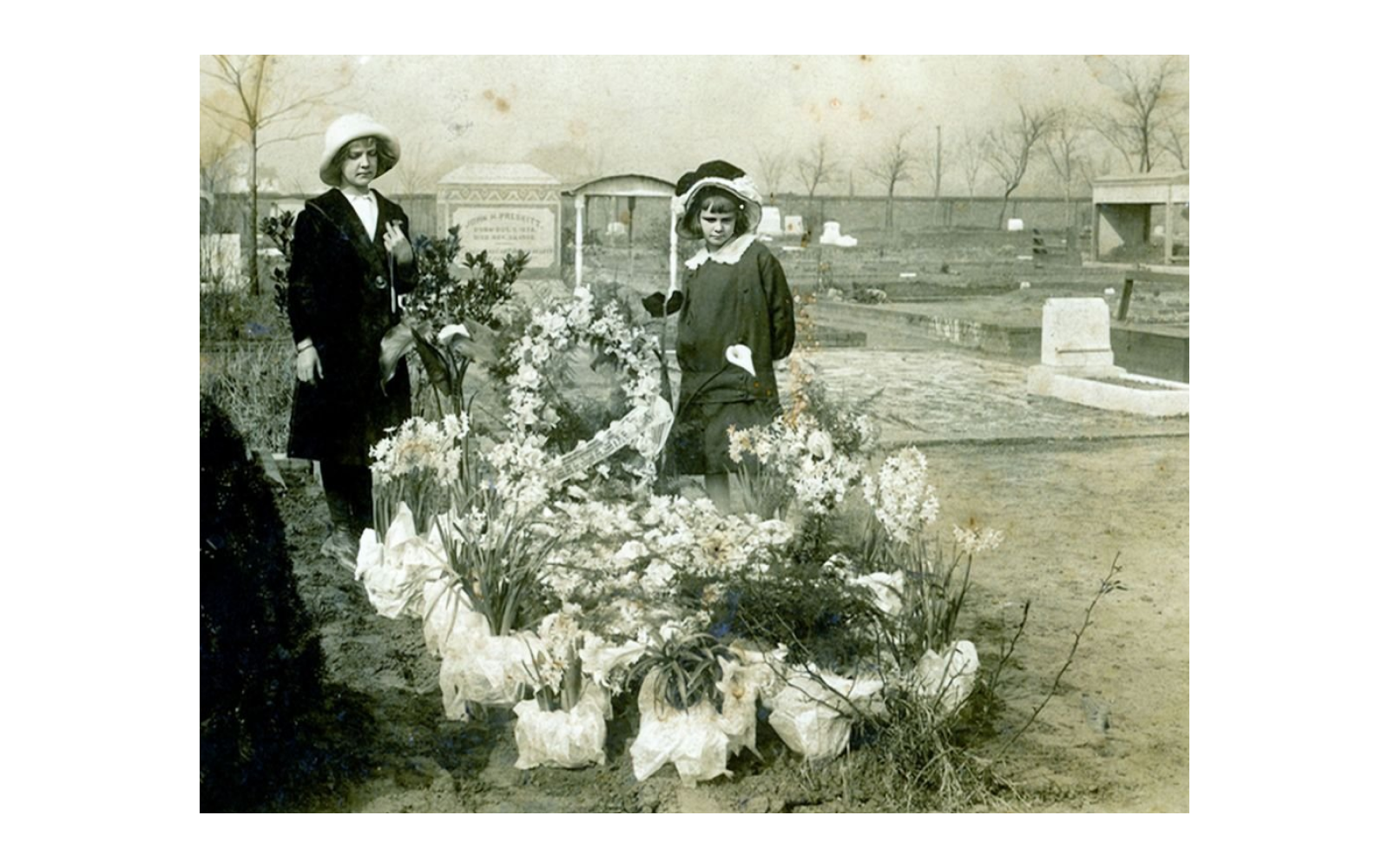 Mae Brennan and her older sister Talu Brennan, 1914