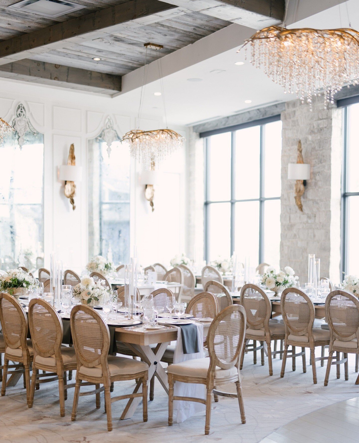 Reminiscing about this gorgeous and elegant wedding in Elora for T &amp; JP ✨️ all-white design can really elevate your overall wedding aesthetic!⁠
⁠
- - -⁠
⁠
Design &amp; Floral @freshlookdesigninc⁠
Venue @elora_mill⁠
Photography @shannonfordphoto ⁠