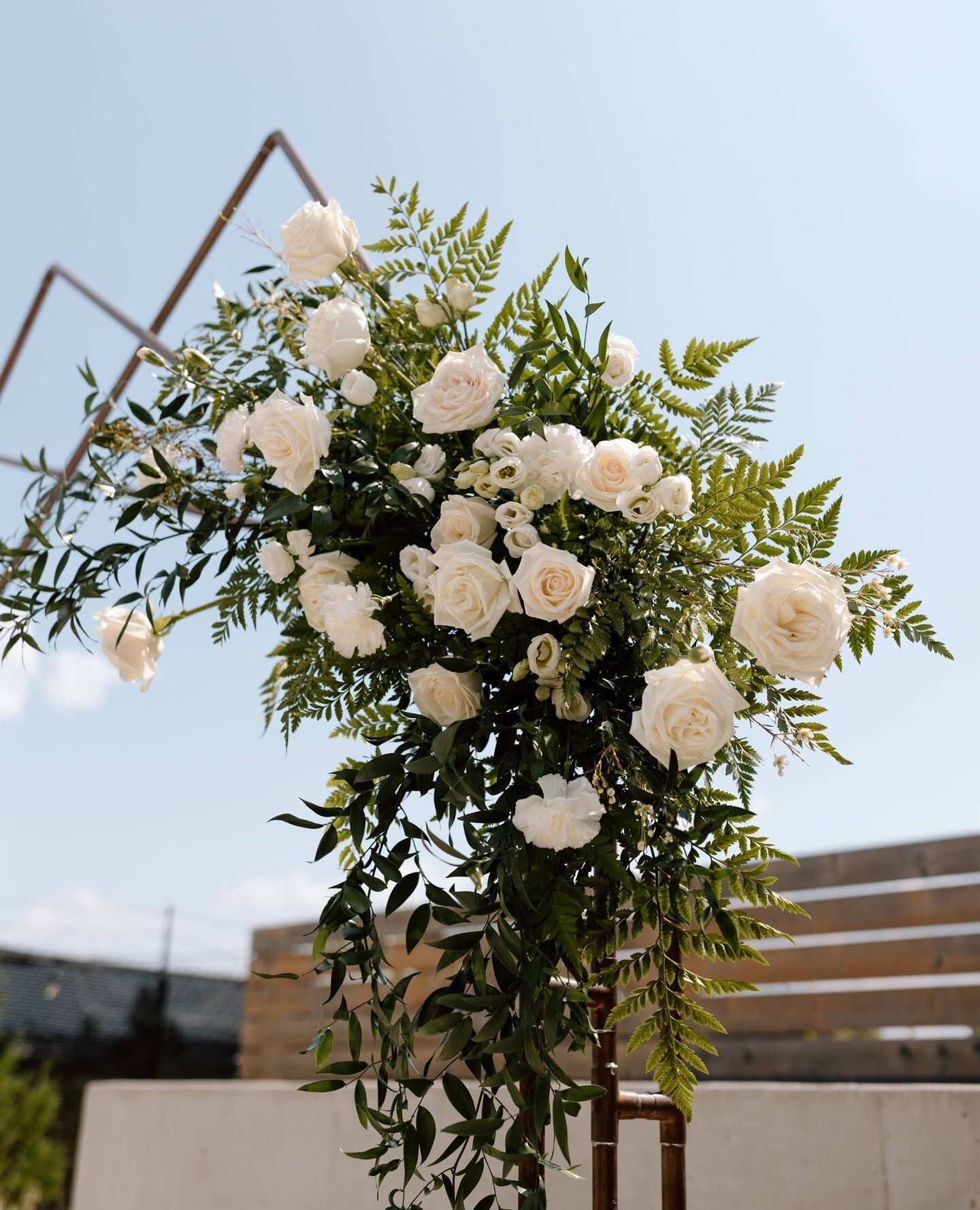 It's the little touches that make the overall look come together, like this beautiful floral accent on a modern geometric arch in the ceremony space!⁠
⁠
- - -⁠
⁠
Design &amp; Floral @freshlookdesigninc⁠
Venue @storehouse408⁠
Photography @sarahbellpho