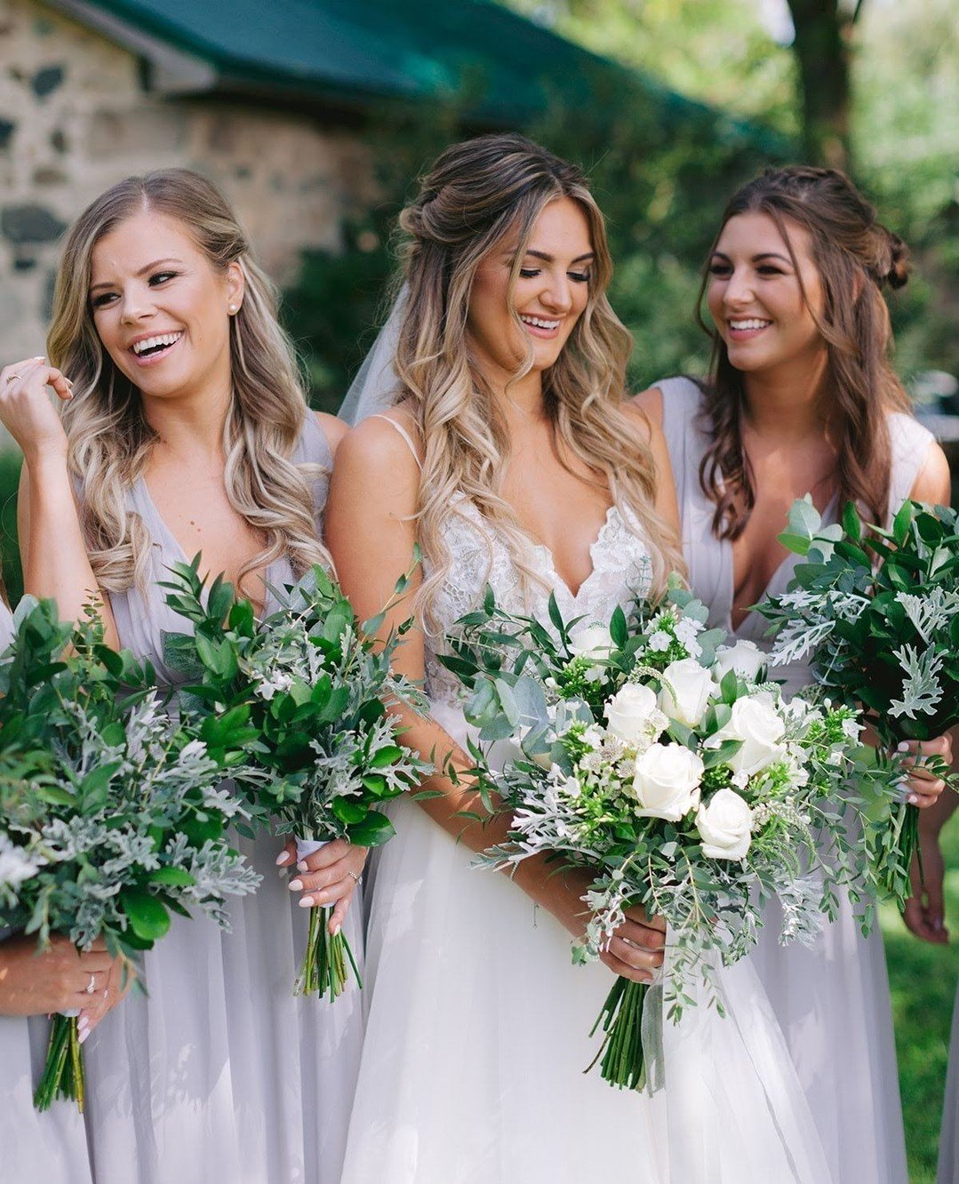 Pro wedding tip: cohesive doesn't mean identical, and that means you don't have to share the same floral for your bridal bouquet with your bridesmaids bouquets!⁠
⁠
For this wedding, we opted for touches of white in the form of beautiful white roses f