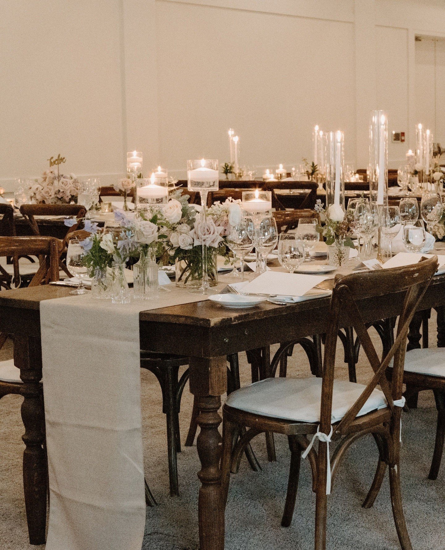 If you love your wedding decor in all types of lighting, you know you went with the right design and vibe for you! Swipe to see this candlelit set up late in the night ✨️⁠
⁠
- - -⁠
⁠
Design &amp; Floral @freshlookdesigninc⁠
Venue @langdonhall⁠
Photog