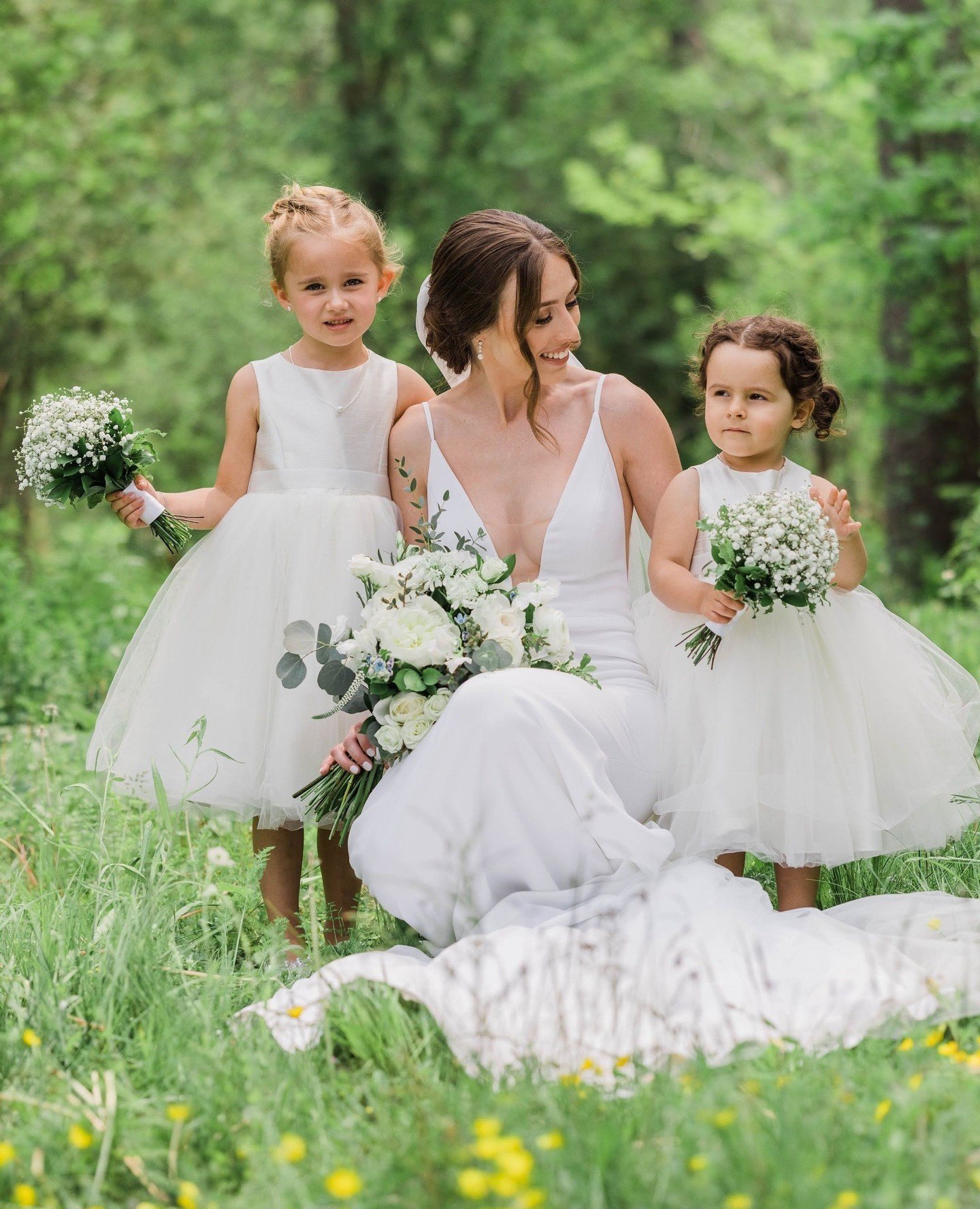 The cutest group we ever did see 🤍⁠
⁠
- - -⁠
⁠
Floral &amp; Design @freshlookdesigninc⁠
Venue @wbgolfclub⁠
Photography @maigancowenphotography ⁠
⁠
- - -⁠
⁠
#freshlookdesign #thefreshlookexperience #2024bride #2025bride #2024wedding #weddinginspo2024