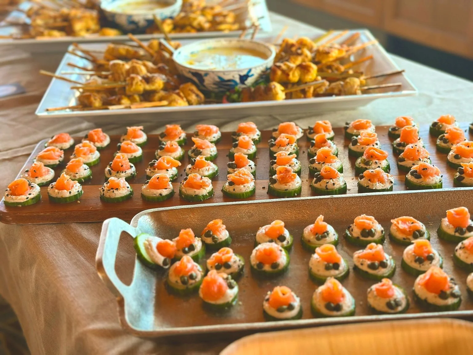 An evening of great food and bringing women entrepreneurs together ✨ From fresh cucumber bites with smoked salmon to colorful crudit&eacute;s and beautiful grazing boards, we loved catering the Women Who SOAR annual cocktail event!
#SantaBarbaraChefC
