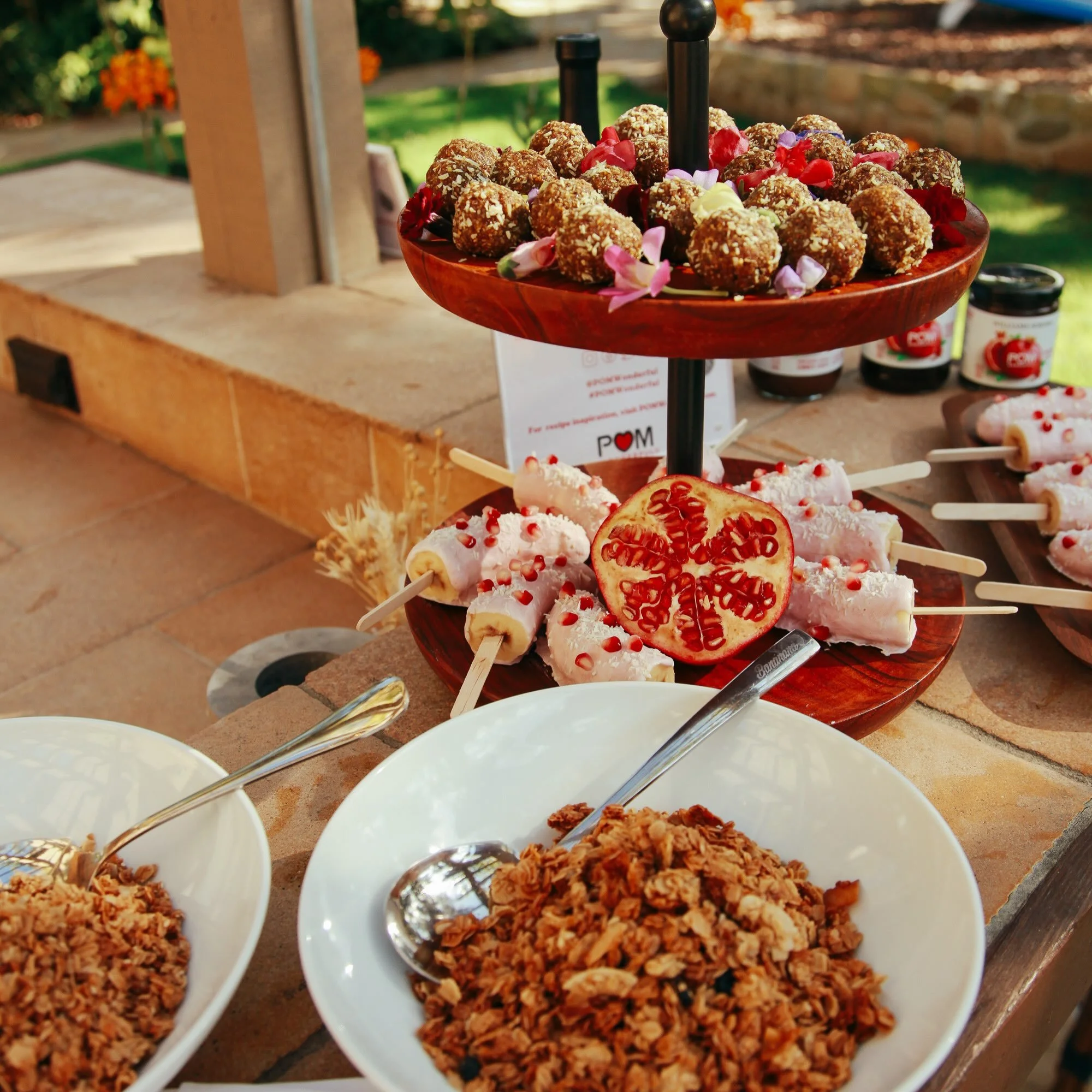 Fresh mornings, beautiful tables, and a little burst of pomegranate bliss. ✨ Our breakfast spread created in collaboration with POM, featured fresh, vibrant flavors with POM Pomegranate bringing the perfect touch of color and brightness to the table.